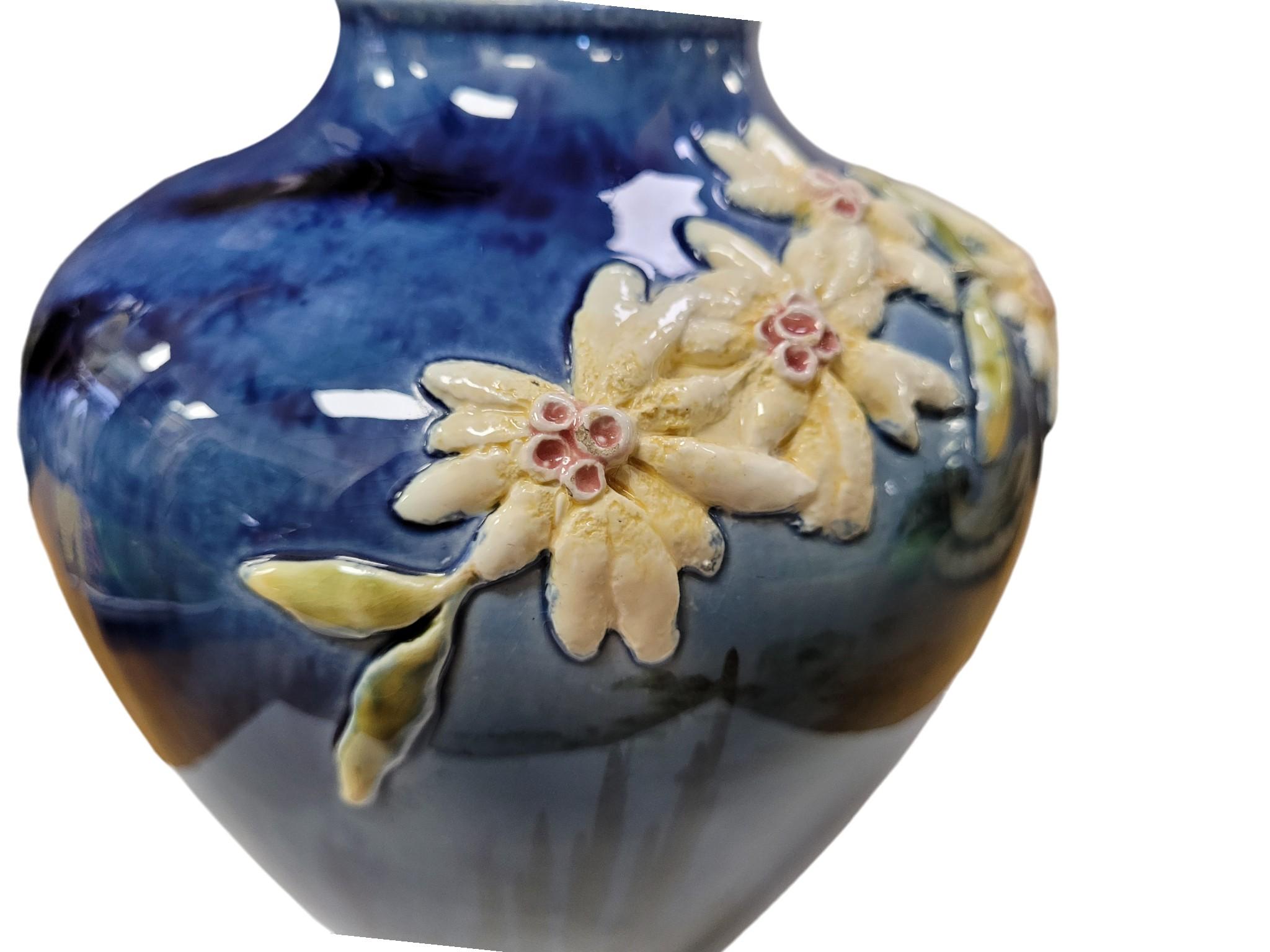 Jugendstil-Vase aus Edelweiß-Reliefkeramik, CIRCA 1890-1915 (19. Jahrhundert) im Angebot