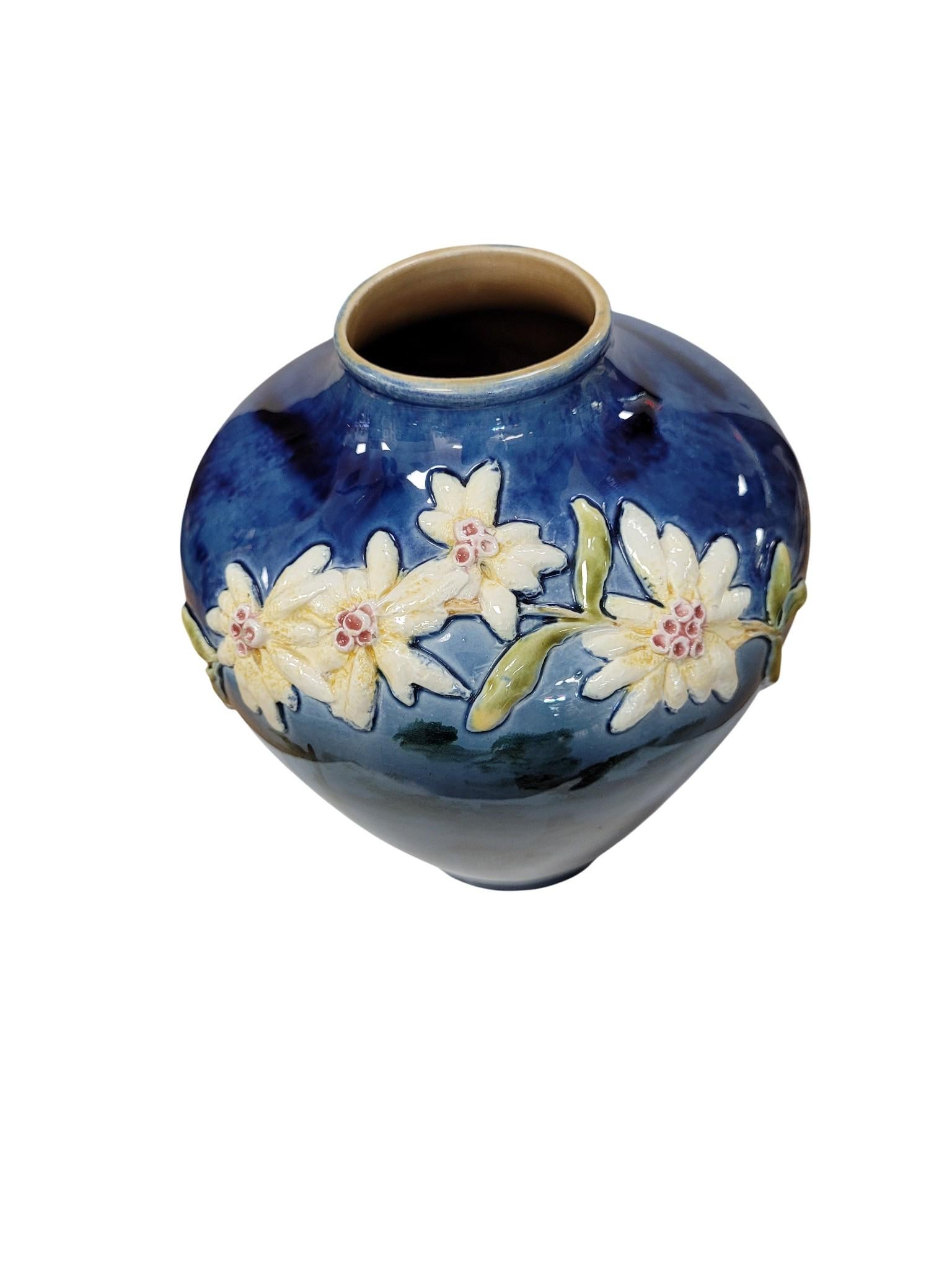 Jugendstil-Vase aus Edelweiß-Reliefkeramik, CIRCA 1890-1915 (Töpferwaren) im Angebot