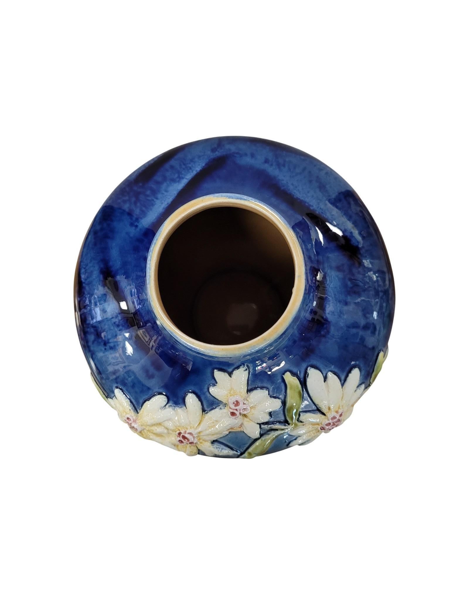 Jugendstil-Vase aus Edelweiß-Reliefkeramik, CIRCA 1890-1915 im Angebot 1