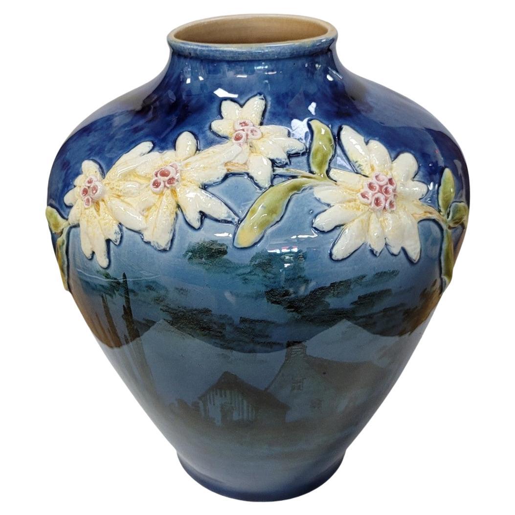 Jugendstil-Vase aus Edelweiß-Reliefkeramik, CIRCA 1890-1915 im Angebot