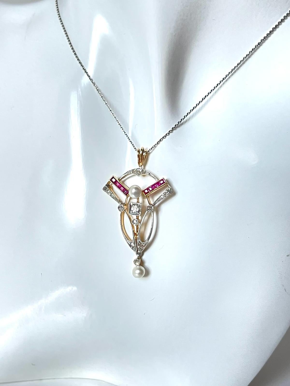 Collier pendentif Art Nouveau Édouardien en or 18 carats, diamant, rubis et perle naturelle Bon état - En vente à Firenze, IT