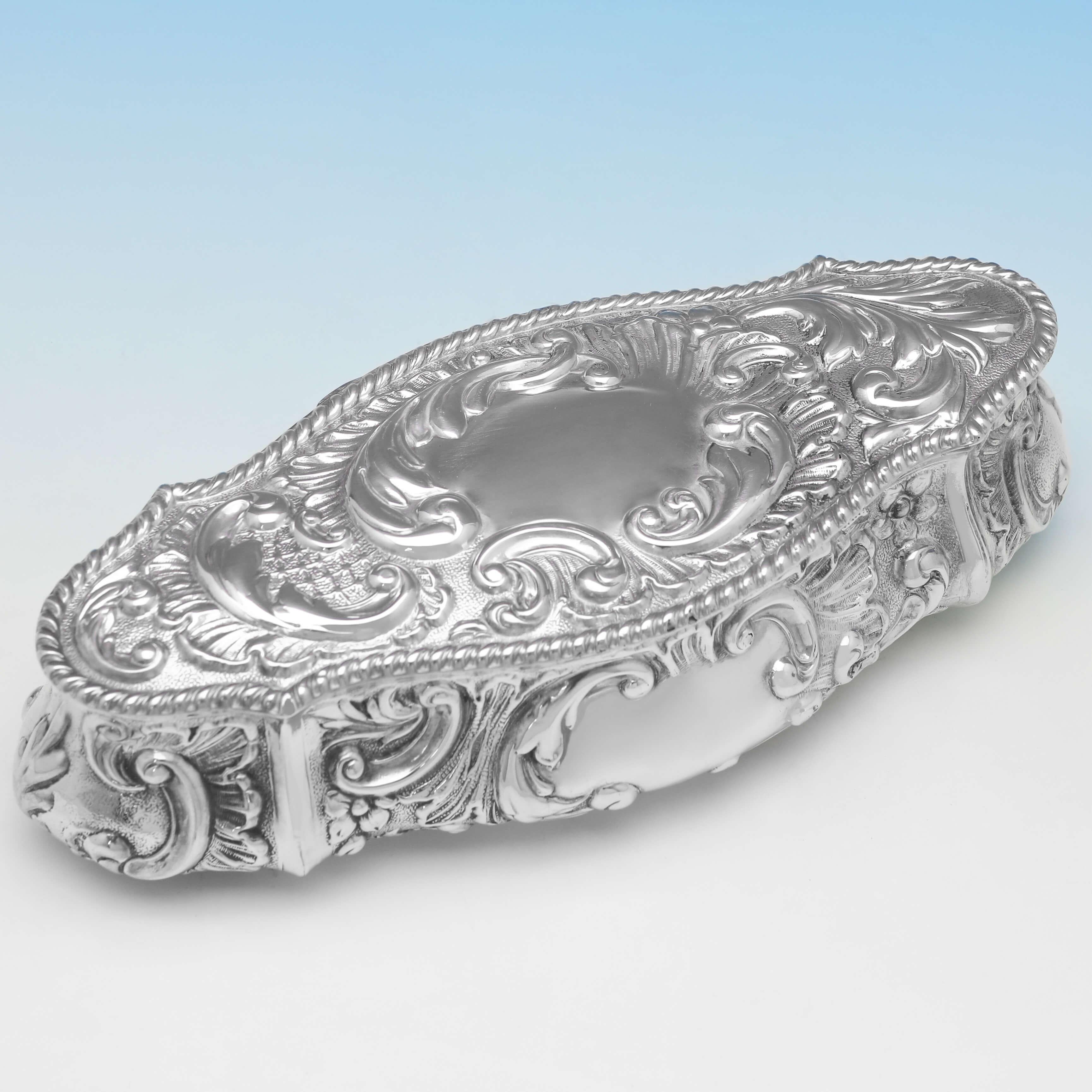 Art Nouveau Edwardian Antique Sterling Silver Trinket Box from Chester, 1904 In Good Condition In London, London