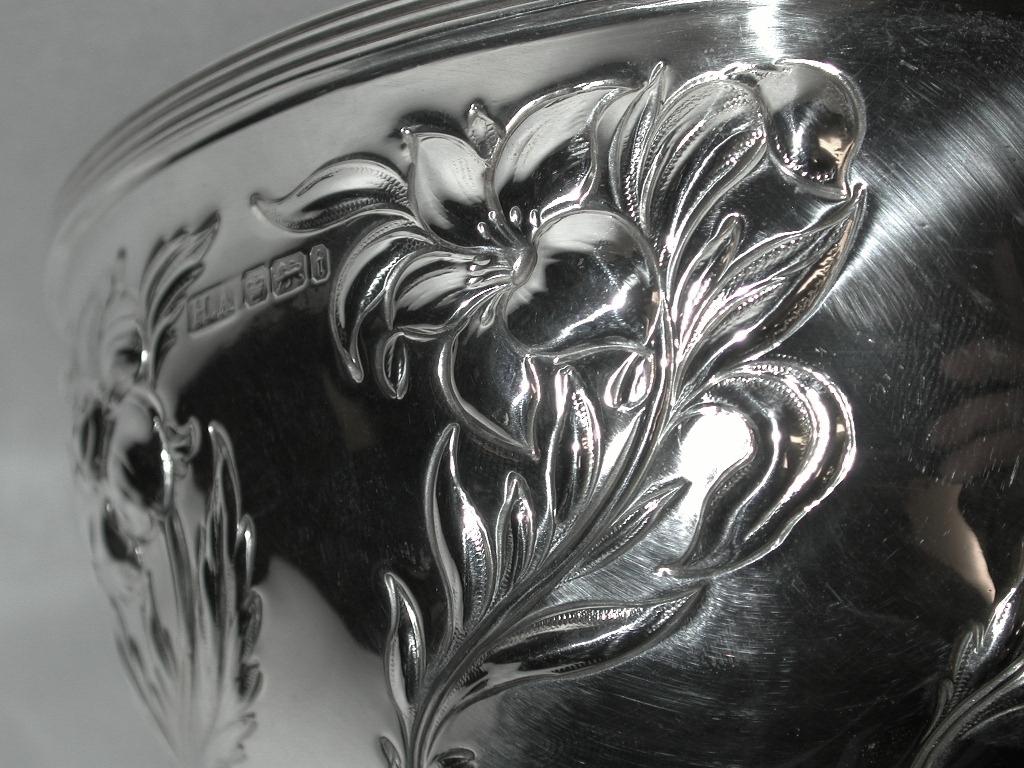 Early 20th Century Art Nouveau Edwardian Silver Embossed Rose Bowl on Stand, 1901