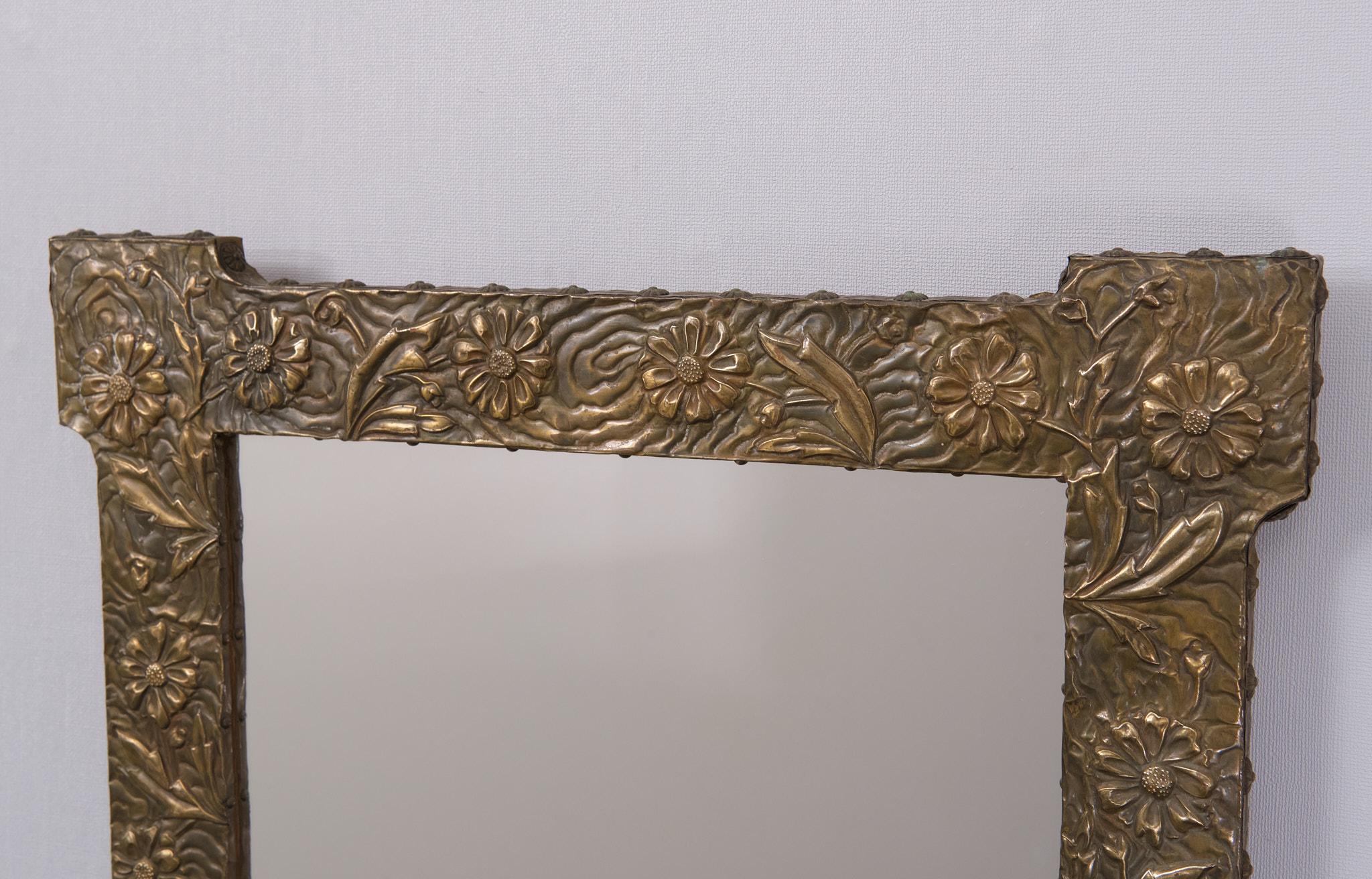 Art Nouveau Embossed Brass mirror 1920s     In Good Condition For Sale In Den Haag, NL