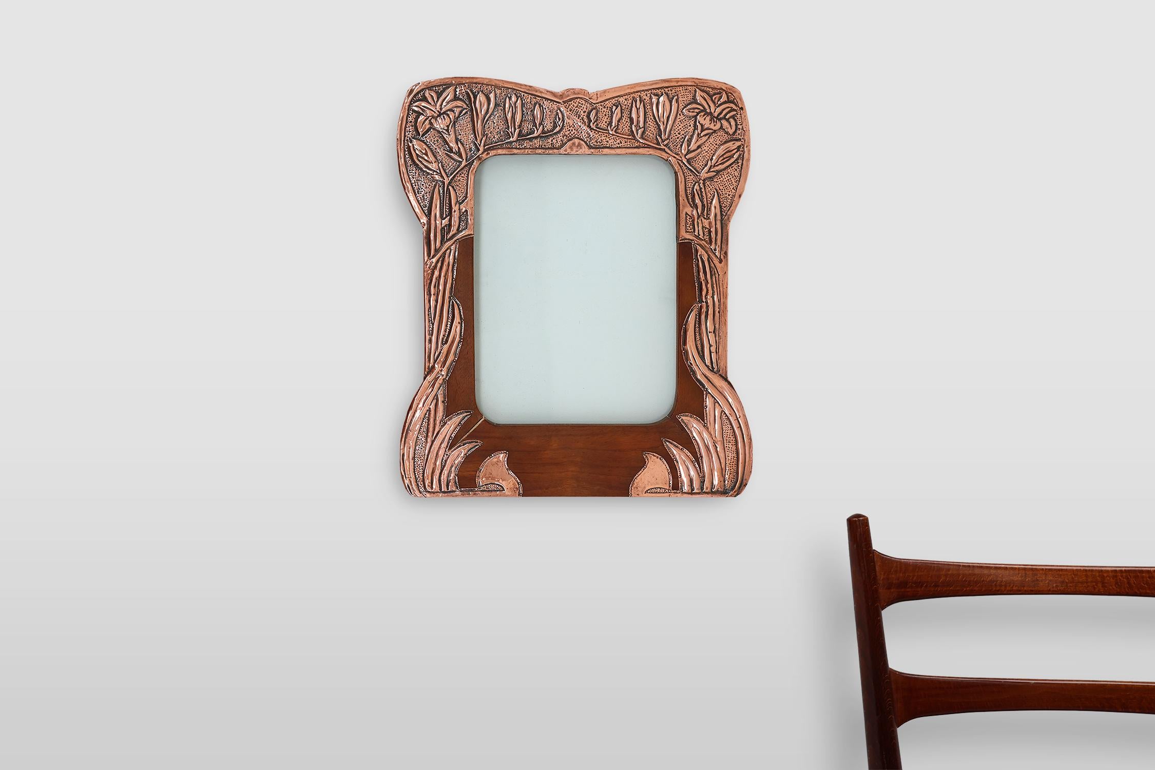 Francia / 1910 / Cornice d'arte / legno, rame / Art Nouveau / Art Déco

Bellissima cornice per foto, decorata con gigli in rilievo e disegni artistici di foglie. Realizzato a mano e martellato in rame su legno all'inizio del XX secolo in Francia. Il