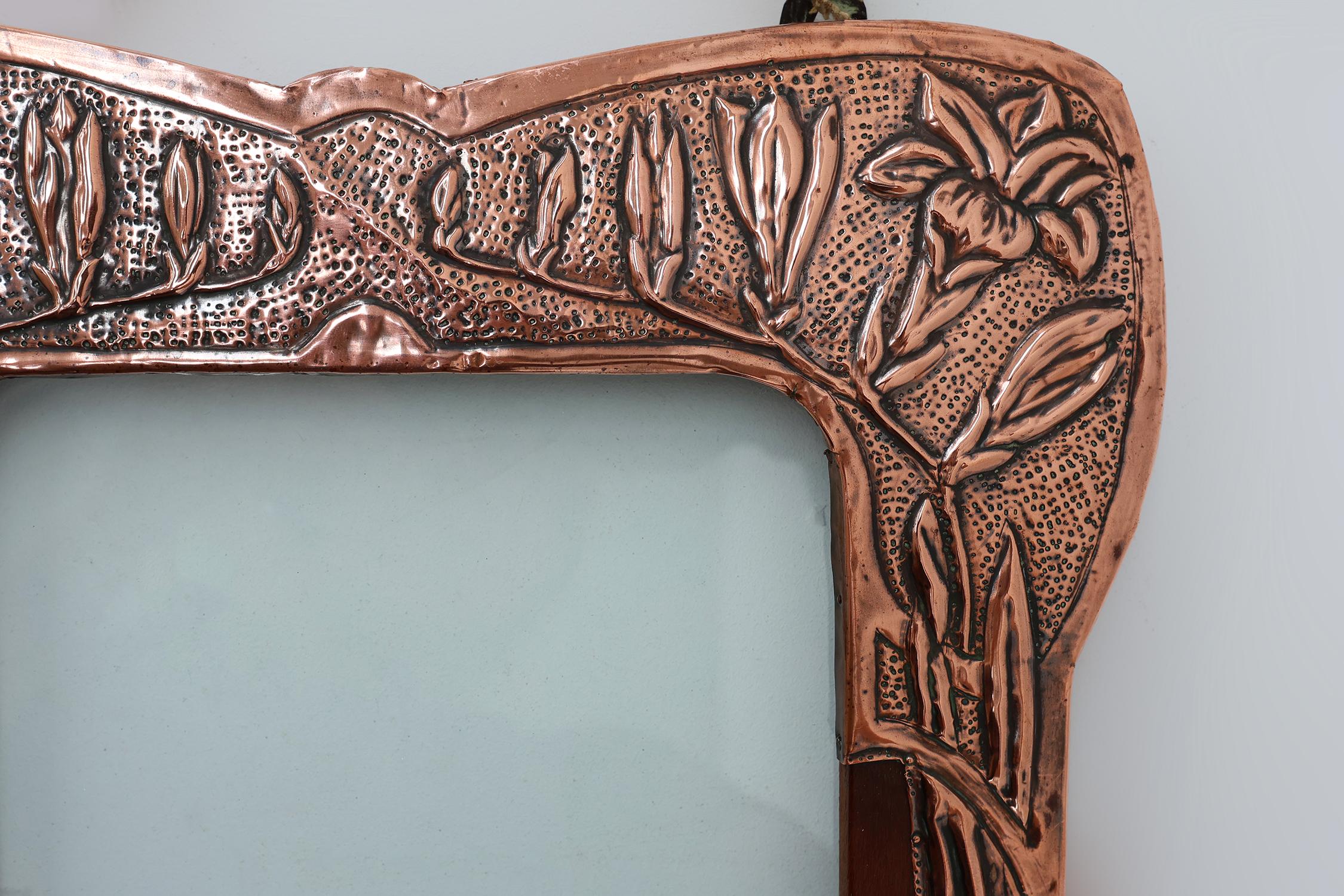 Francese Cornice Art Nouveau in rame e legno sbalzato, Francia, 1910 ca. 1910 in vendita