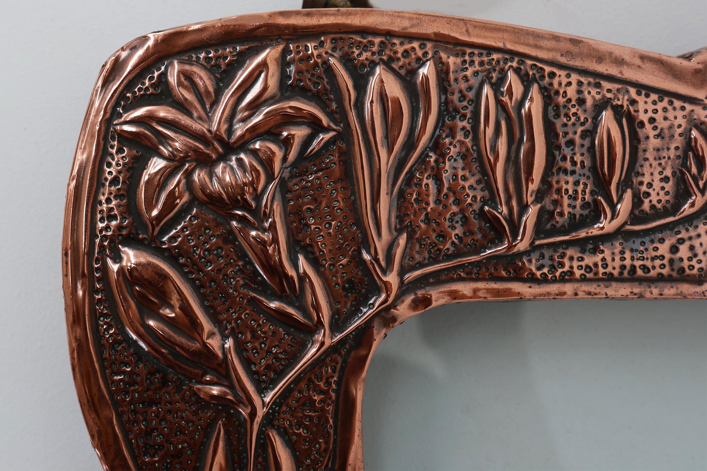 Martellato Cornice Art Nouveau in rame e legno sbalzato, Francia, 1910 ca. 1910 in vendita