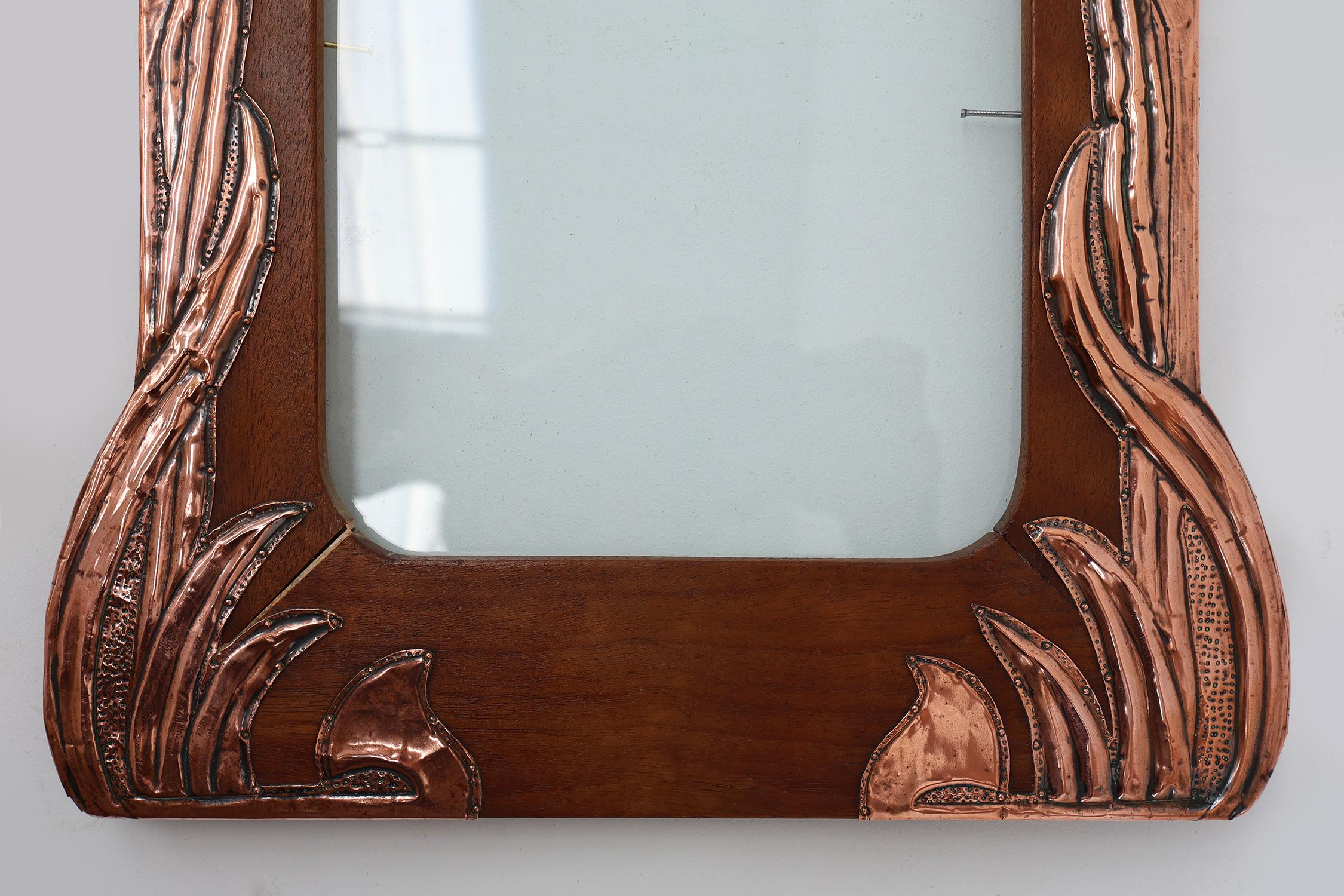 Cornice Art Nouveau in rame e legno sbalzato, Francia, 1910 ca. 1910 In condizioni buone in vendita a Meulebeke, BE