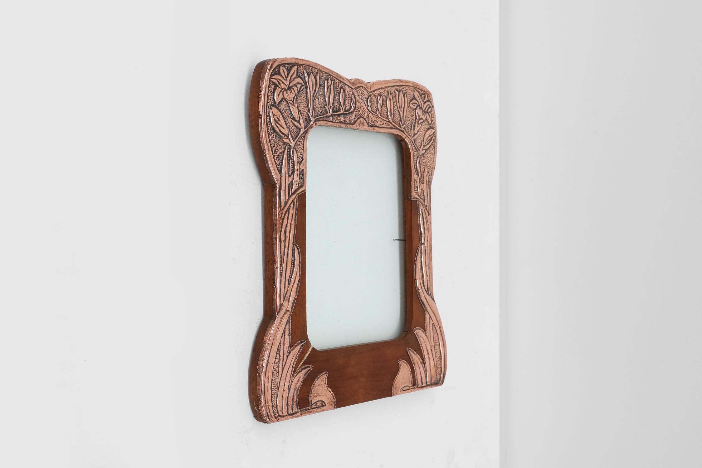 XX secolo Cornice Art Nouveau in rame e legno sbalzato, Francia, 1910 ca. 1910 in vendita