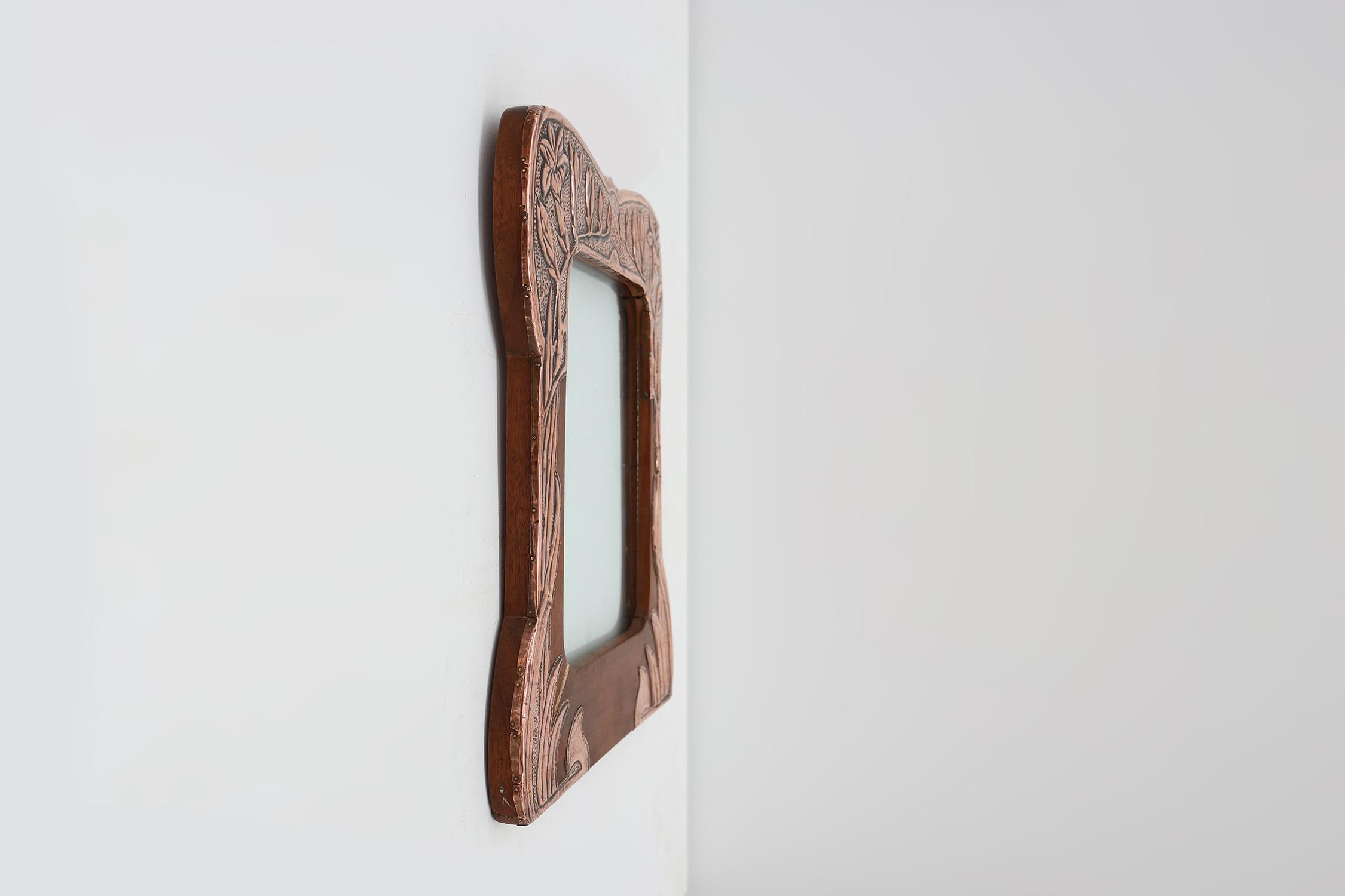 Cornice Art Nouveau in rame e legno sbalzato, Francia, 1910 ca. 1910 in vendita 2