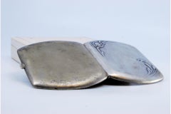 Jugendstil geprägtes silbernes Zigarettenetui mit floralen Motiven und goldener Innenausstattung