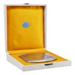 Etui à cigarettes Art Nouveau en argent repoussé avec motifs floraux et intérieur en or