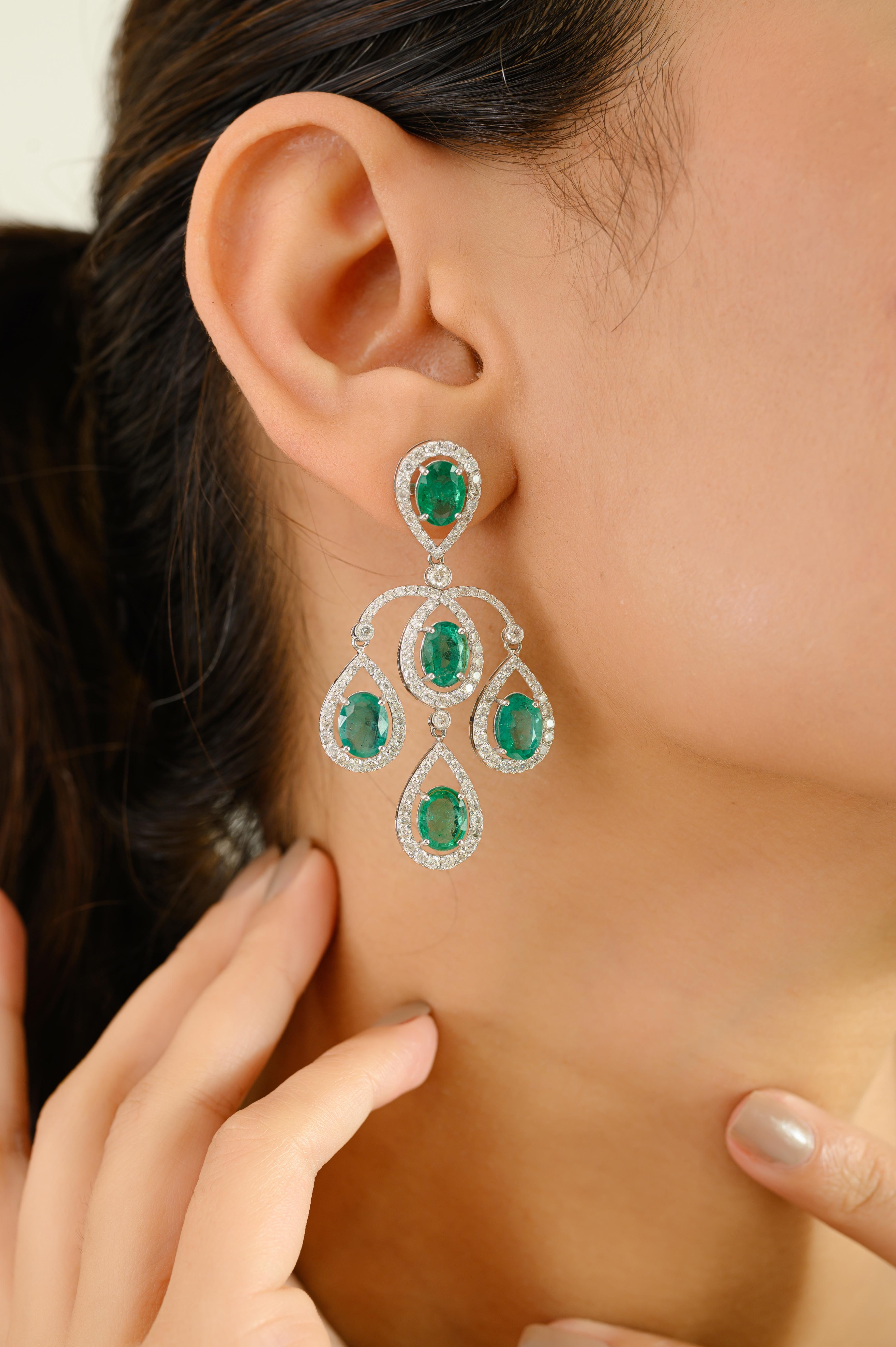 Art Nouveau Emerald and Diamond Chandelier Earrings Studded in 18K White Gold in vendita 2