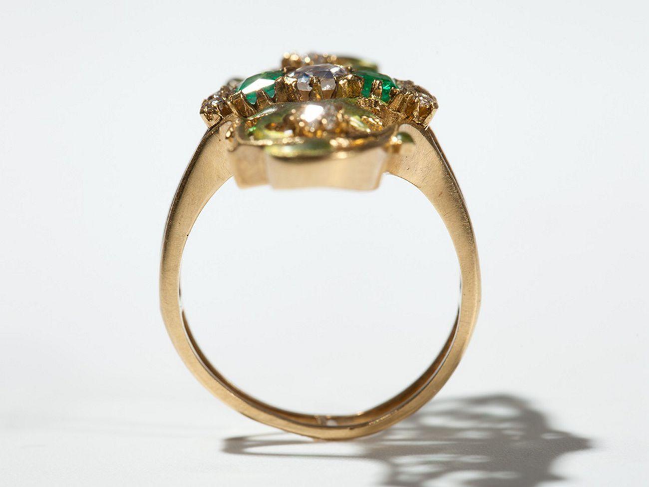 Art Nouveau Emerald and Diamond Gold Ring For Sale 5