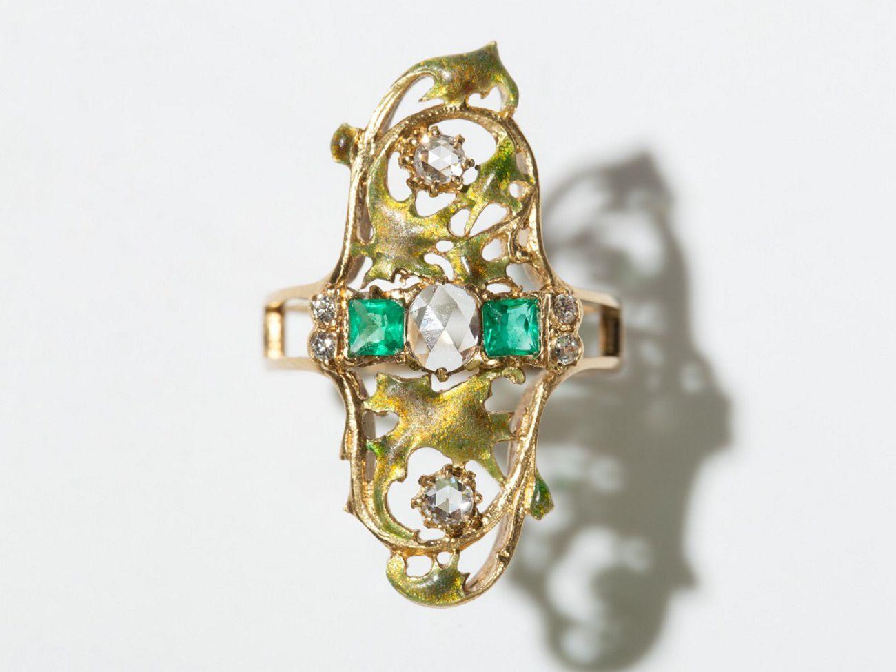 Art Nouveau Emerald and Diamond Gold Ring For Sale 1