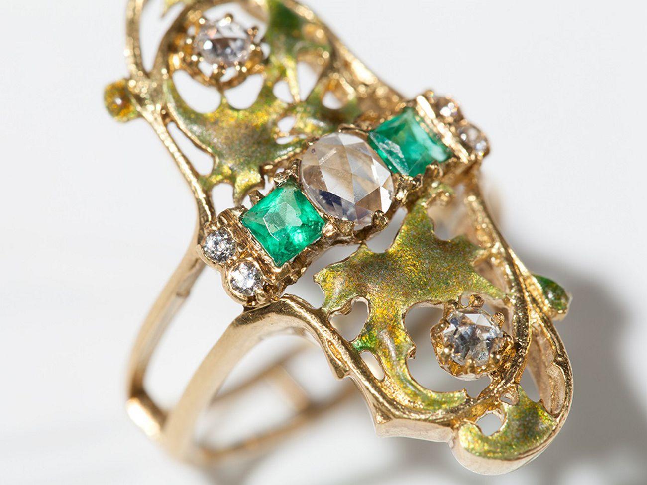 Art Nouveau Emerald and Diamond Gold Ring For Sale 2