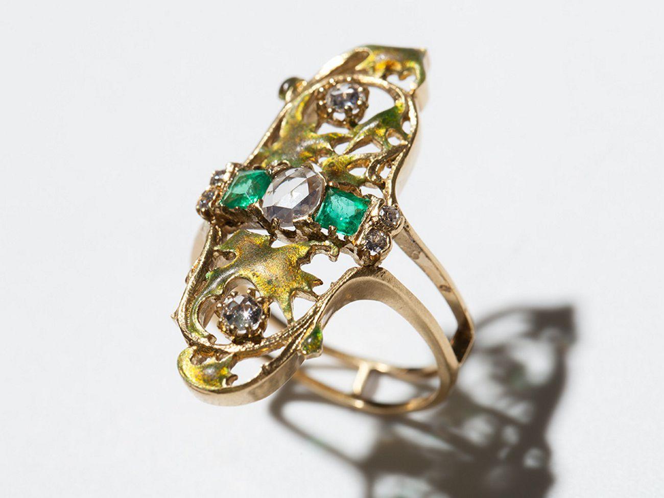 Art Nouveau Emerald and Diamond Gold Ring For Sale 3