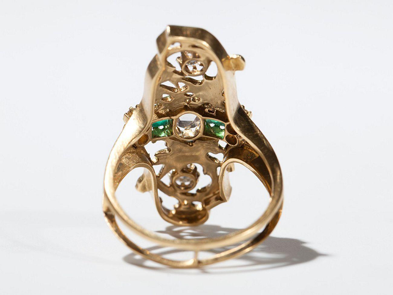 Art Nouveau Emerald and Diamond Gold Ring For Sale 4