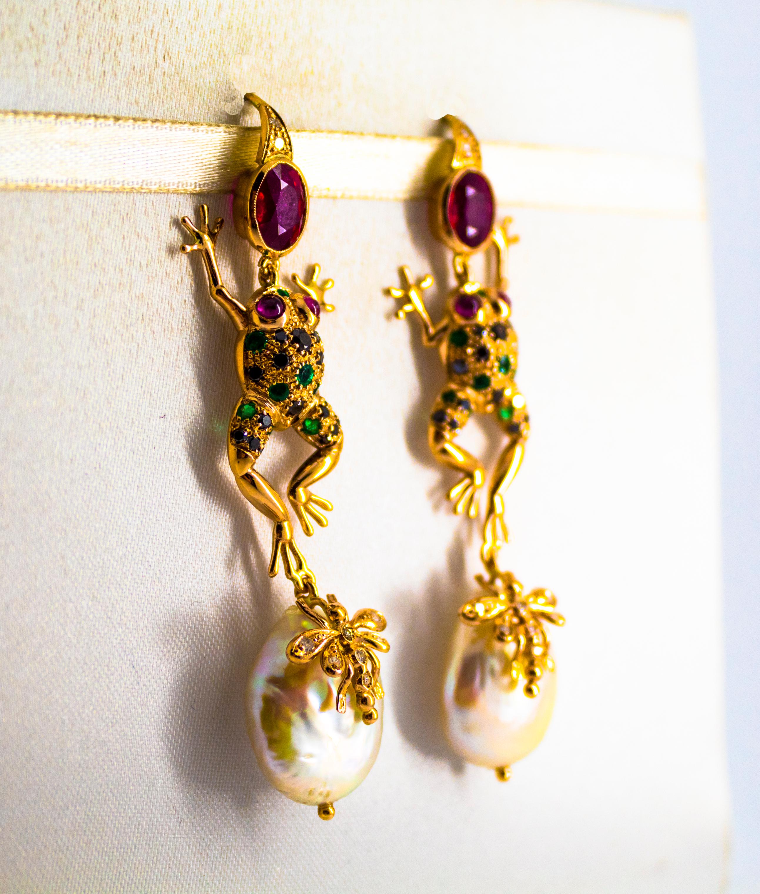 Art nouveau Boucles d'oreilles en goutte Art Nouveau en or jaune, émeraude, saphir bleu, rubis et perle en vente