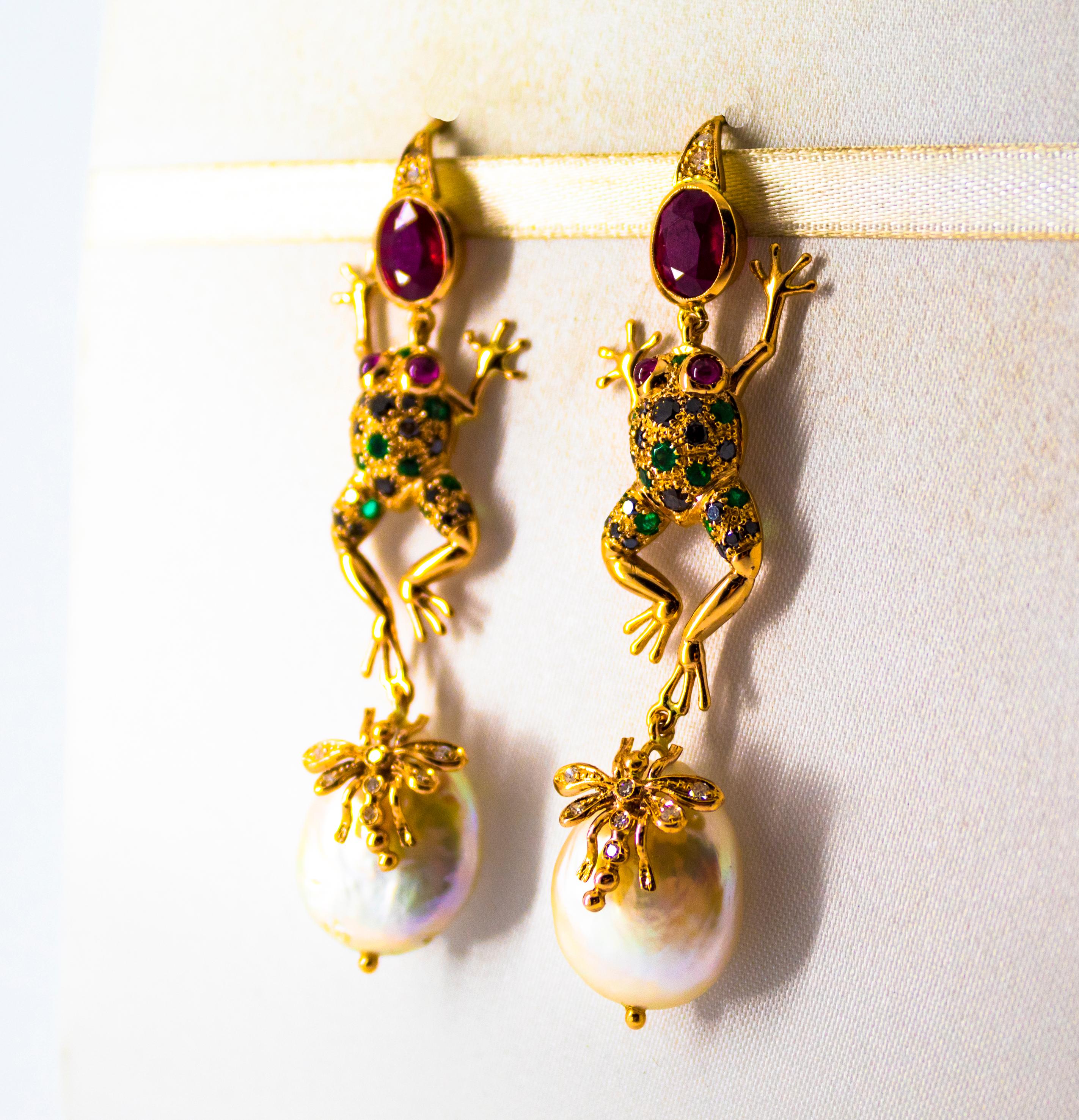 Taille brillant Boucles d'oreilles en goutte Art Nouveau en or jaune, émeraude, saphir bleu, rubis et perle en vente