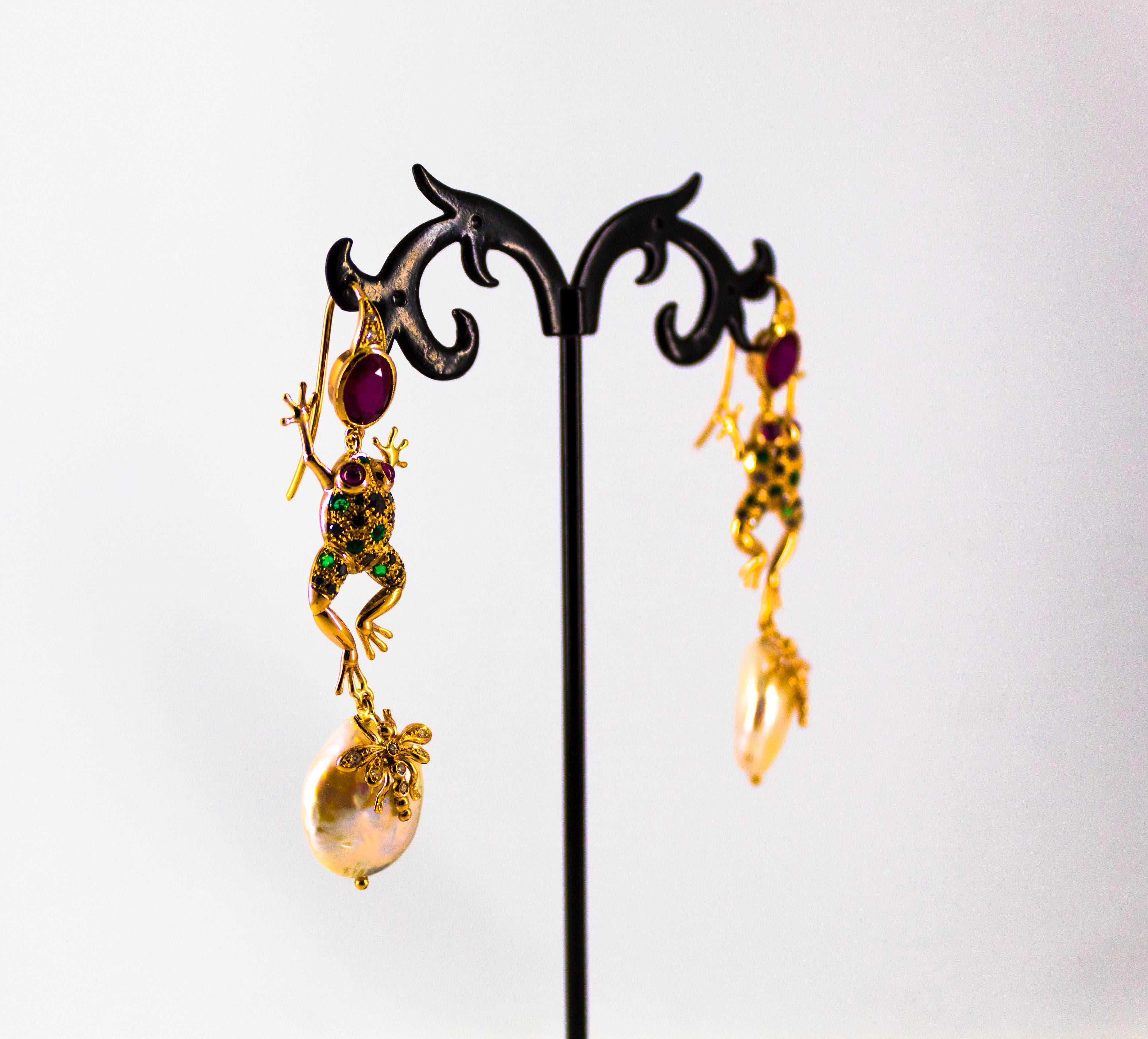 Jugendstil-Perlen-Tropfen-Ohrringe mit Smaragd, blauem Saphir, Rubin und Diamant in Gelbgold für Damen oder Herren im Angebot