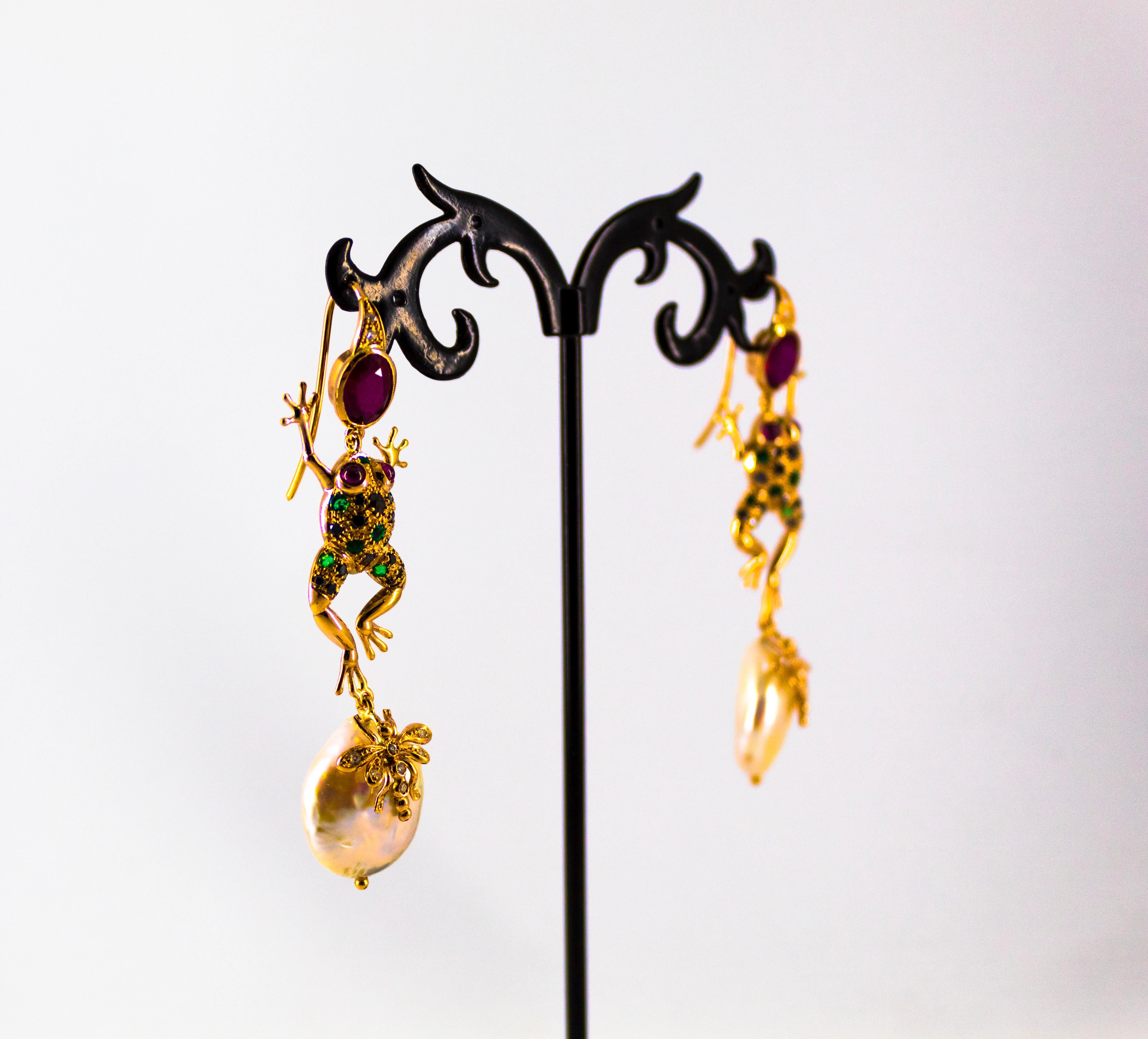 Boucles d'oreilles en goutte Art Nouveau en or jaune, émeraude, saphir bleu, rubis et perle Unisexe en vente