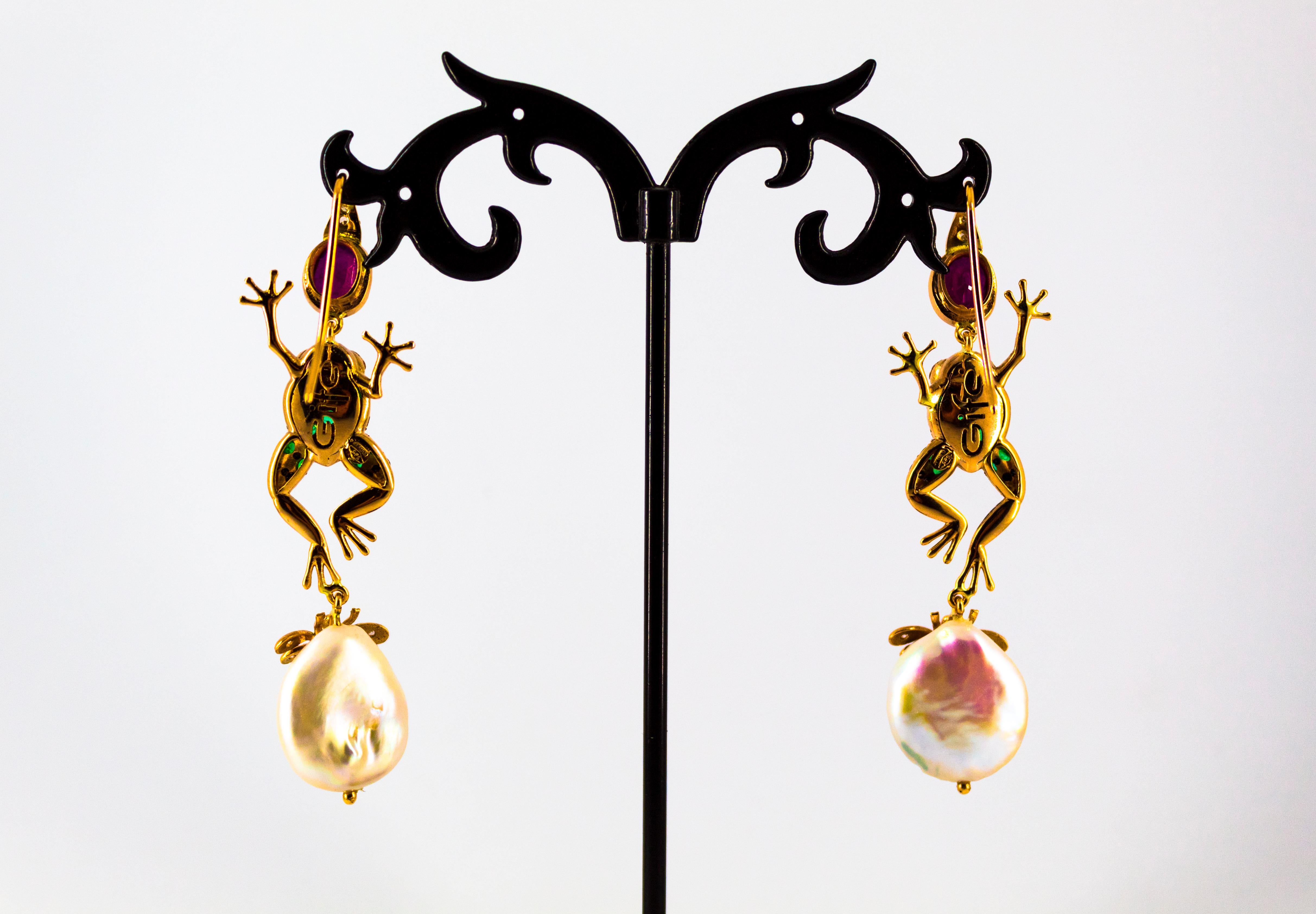 Boucles d'oreilles en goutte Art Nouveau en or jaune, émeraude, saphir bleu, rubis et perle en vente 1
