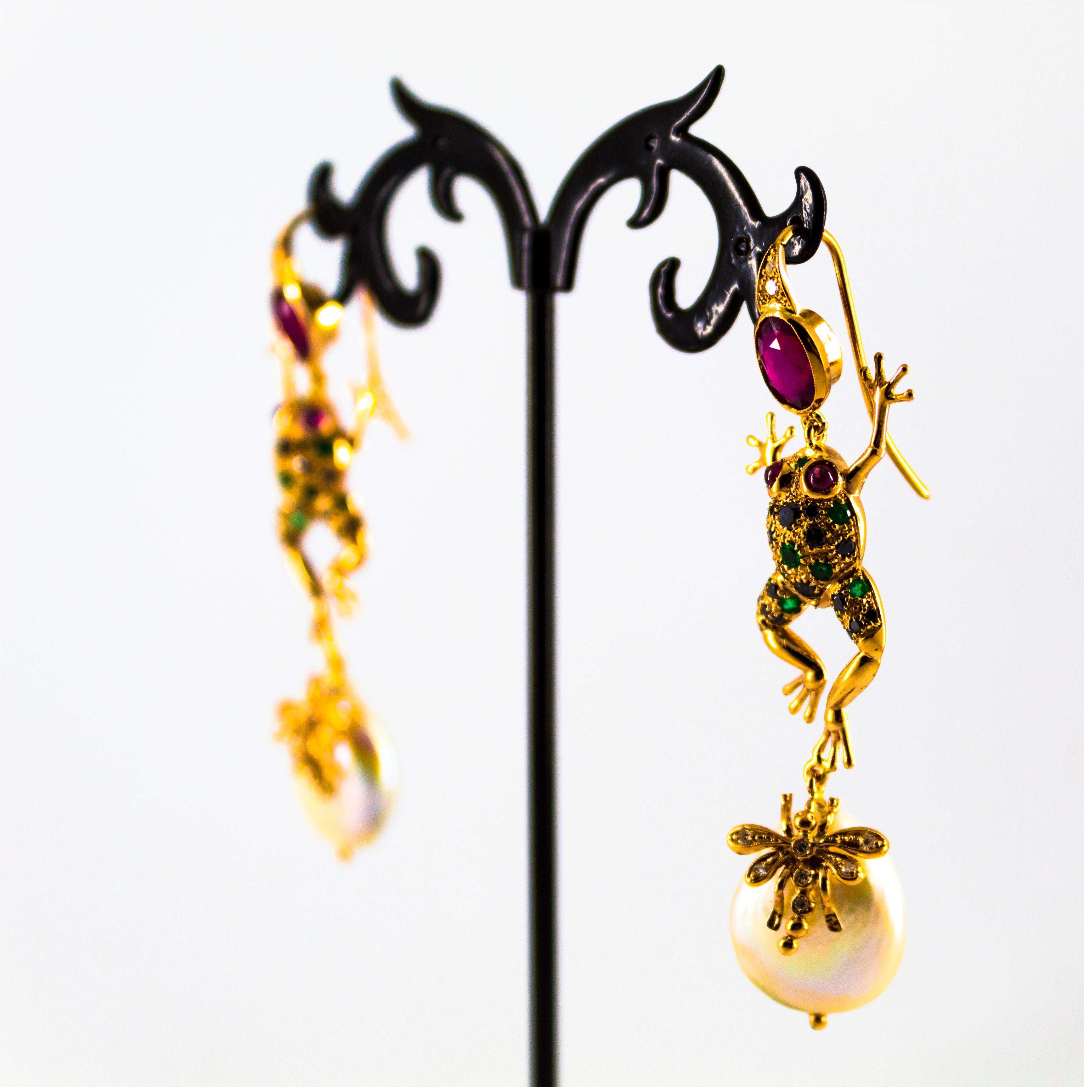 Orecchini a goccia in stile Art Nouveau con smeraldo, zaffiro blu, rubino e diamante in oro giallo e perle in vendita 3