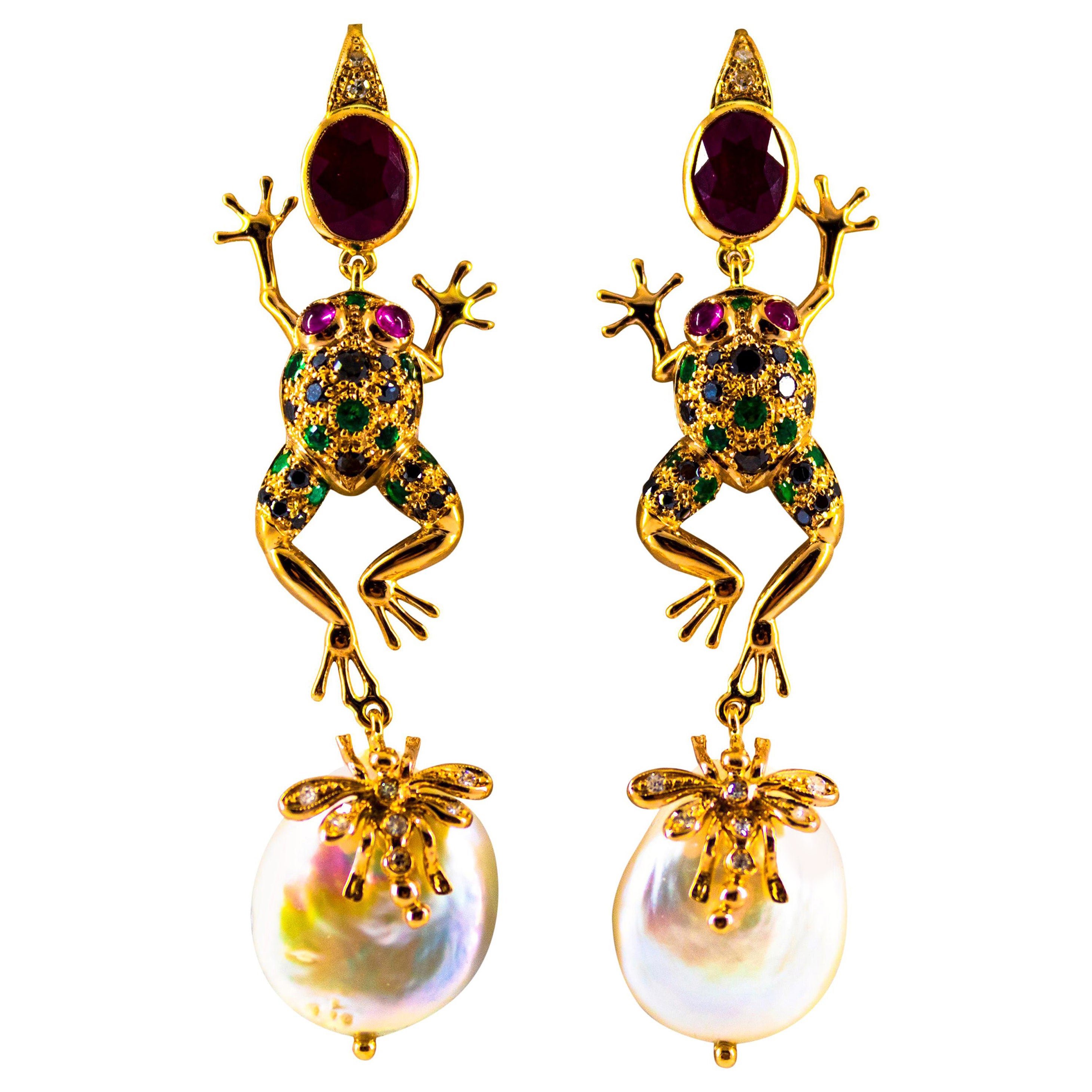 Boucles d'oreilles en goutte Art Nouveau en or jaune, émeraude, saphir bleu, rubis et perle