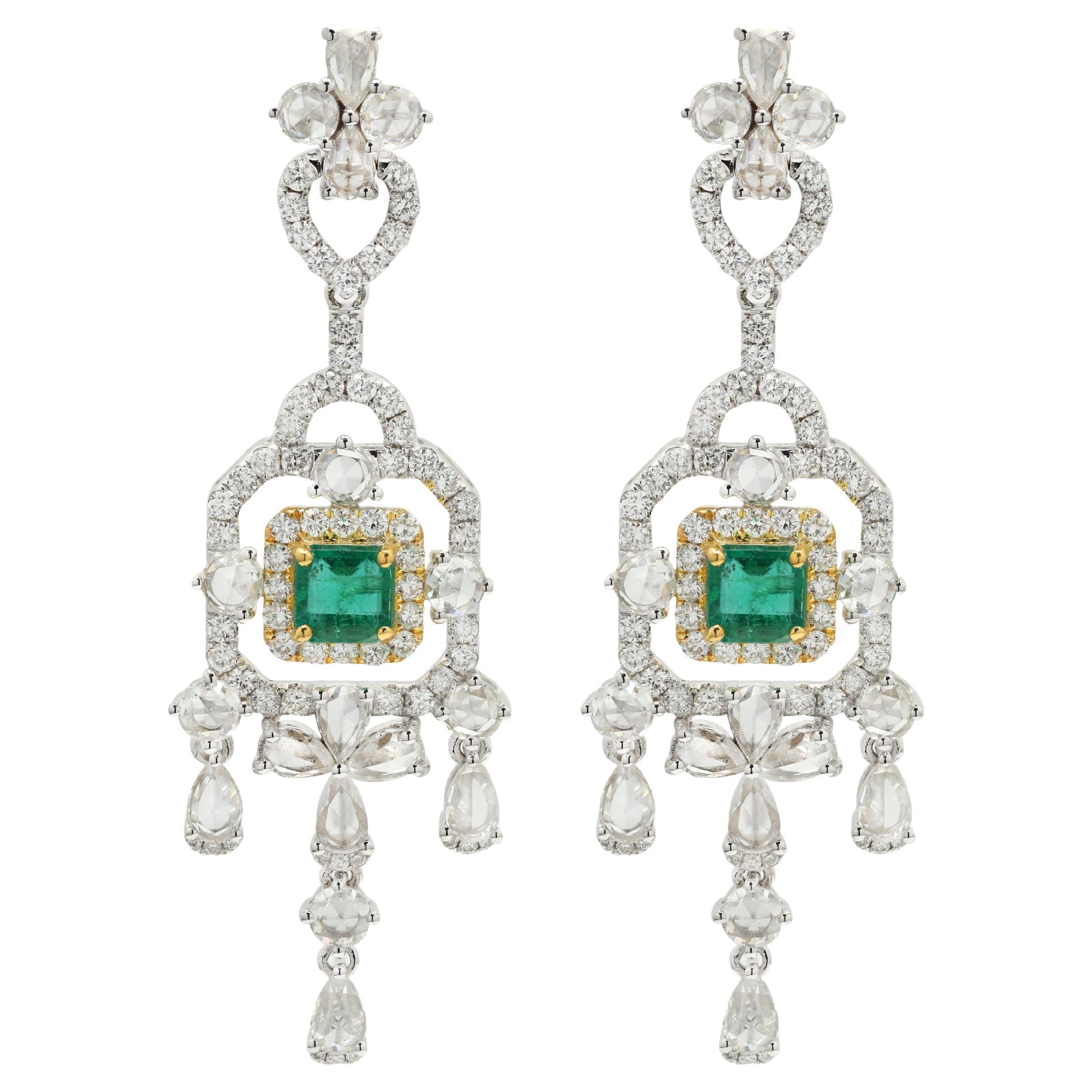 Boucles d'oreilles lustre Art Nouveau en or blanc 14 carats avec meraudes et diamants clouts
