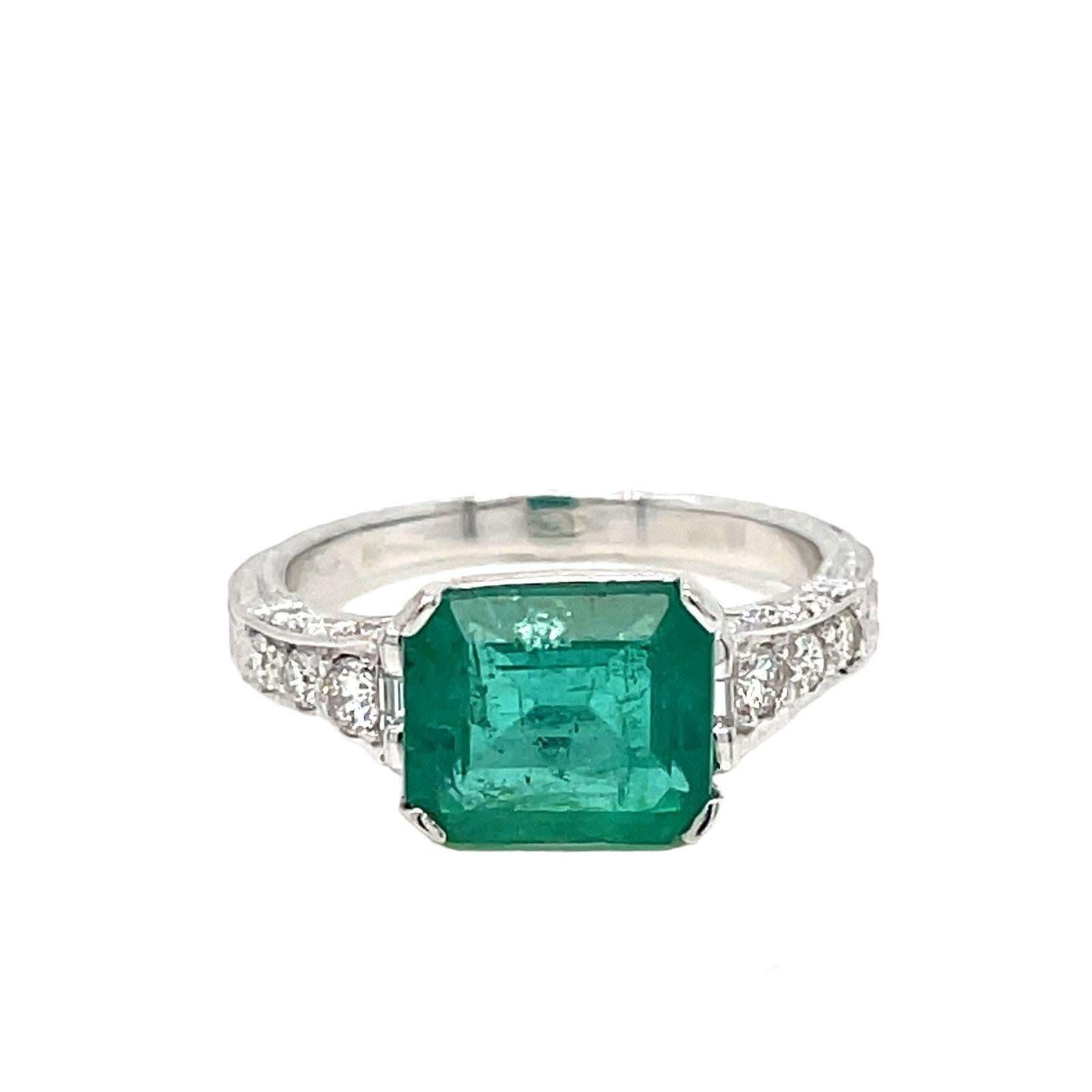 Ein Jugendstilring mit Smaragd und Diamanten, handgefertigt in 18 Karat Gold. Der Ring ist mit einem wunderschönen natürlichen Smaragd im Smaragdschliff (2,90 Karat) besetzt, an dessen Seiten drei Reihen funkelnder Diamanten im Minenschliff