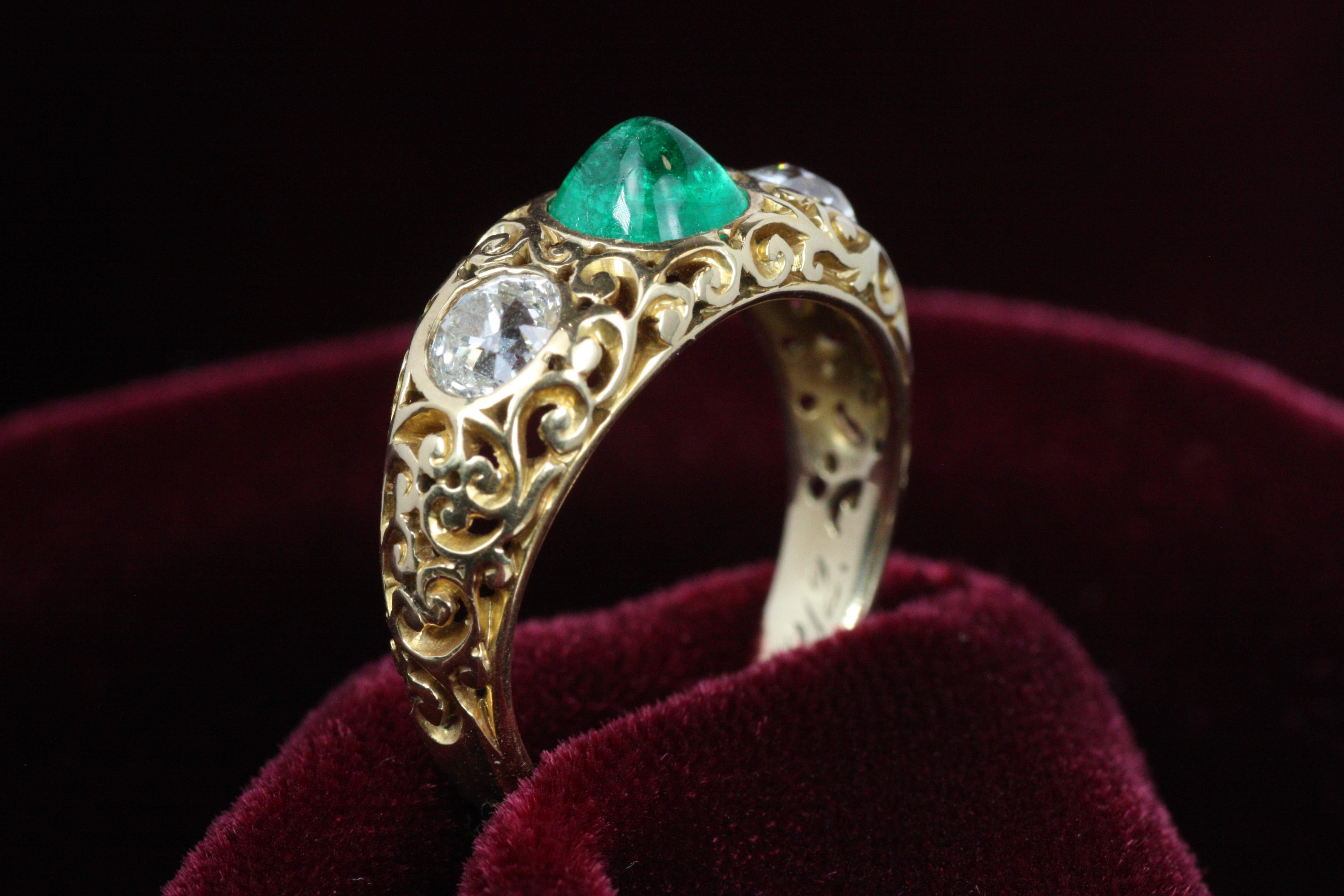 Bague à trois pierres de style Arte Antiques de notre collection de bijoux anciens de Bracken Jewelers. Il comprend une émeraude en cabochon d'environ 1,00 carat et deux magnifiques diamants de taille européenne ancienne totalisant environ 1,20