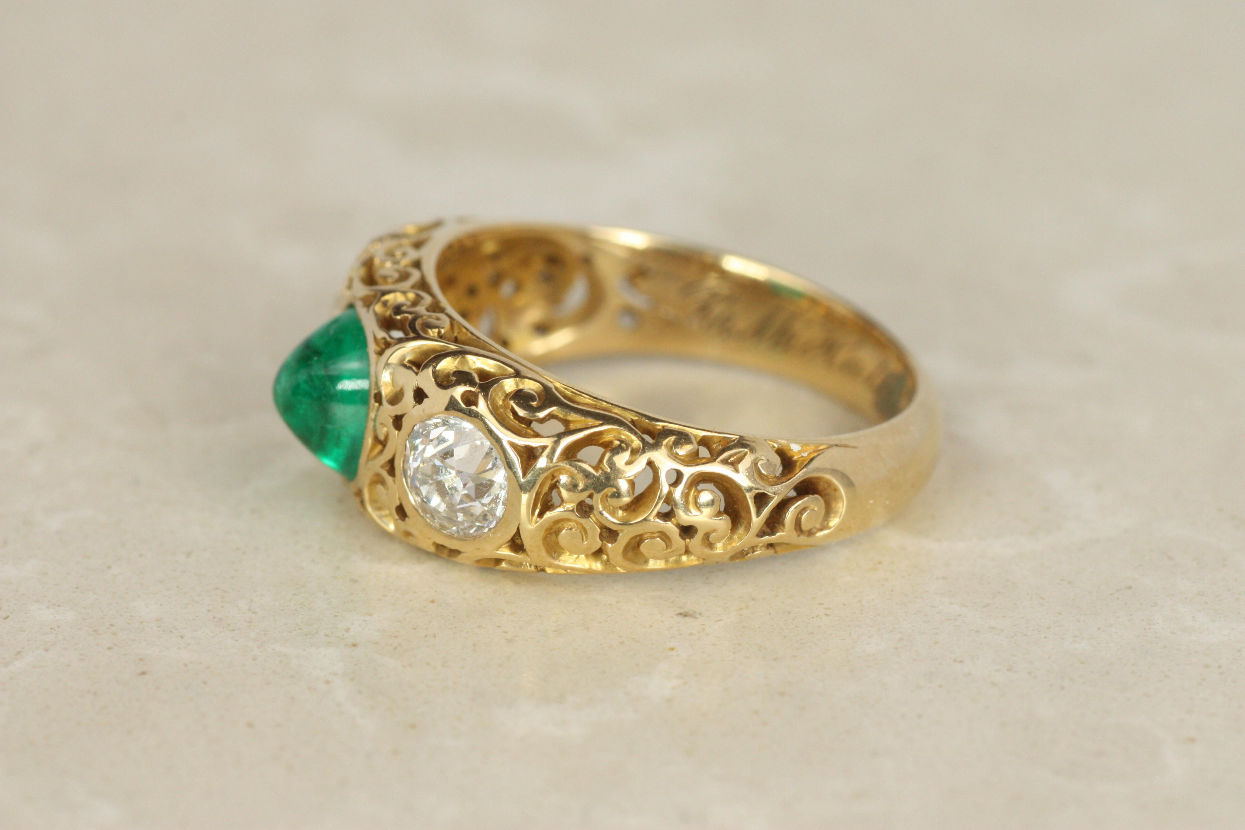 Art nouveau Bague à trois pierres en or jaune, émeraude et diamant de taille européenne ancienne Art Nouveau en vente