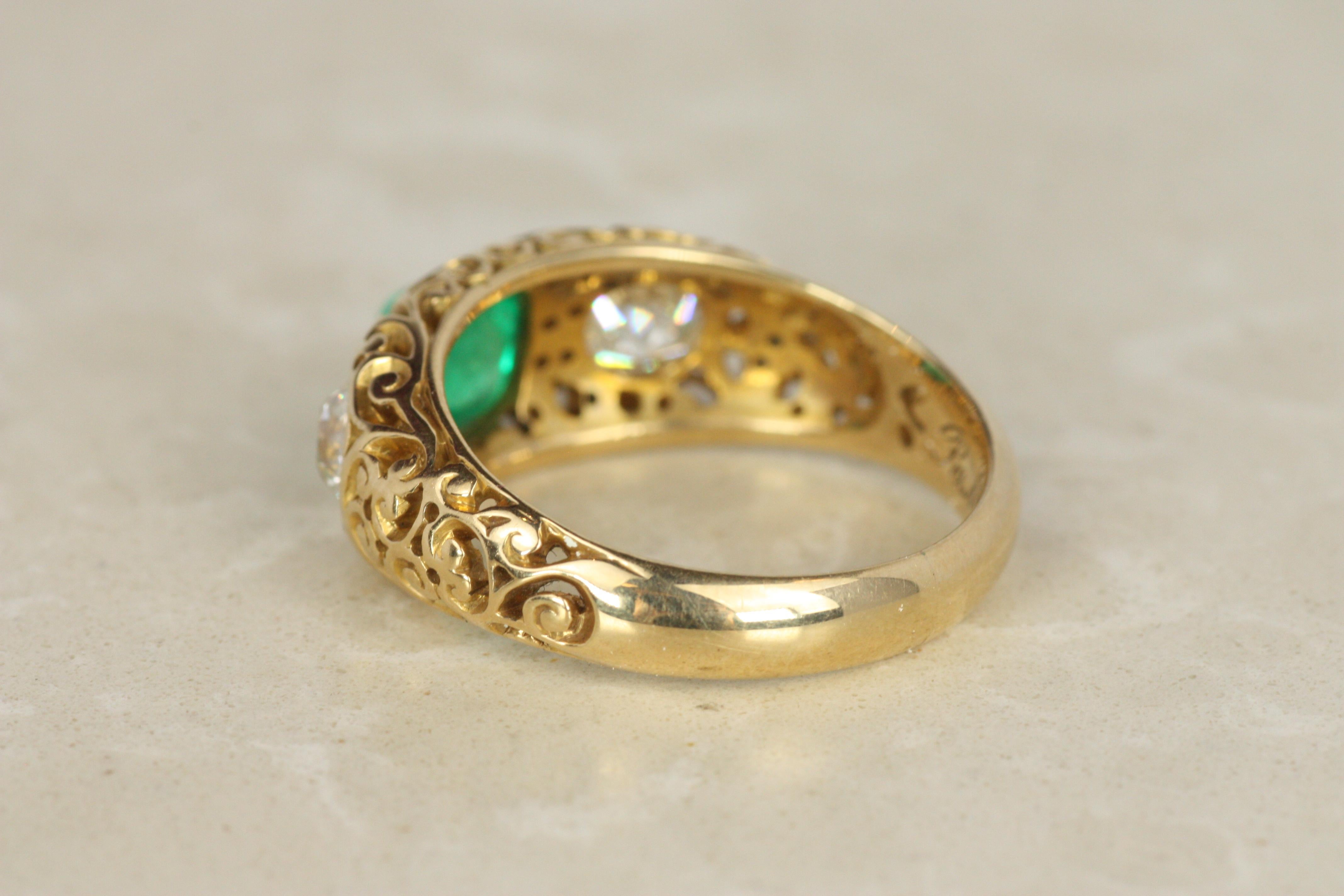 Taille cabochon « sugarloaf » Bague à trois pierres en or jaune, émeraude et diamant de taille européenne ancienne Art Nouveau en vente