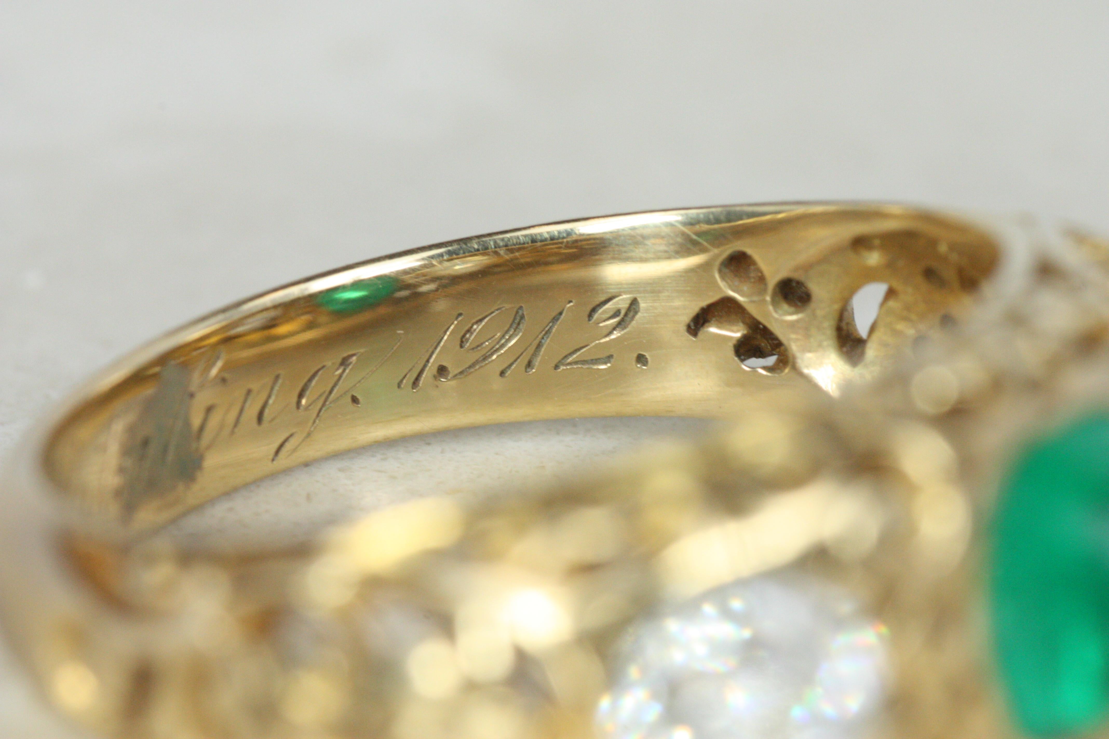 Bague à trois pierres en or jaune, émeraude et diamant de taille européenne ancienne Art Nouveau Unisexe en vente