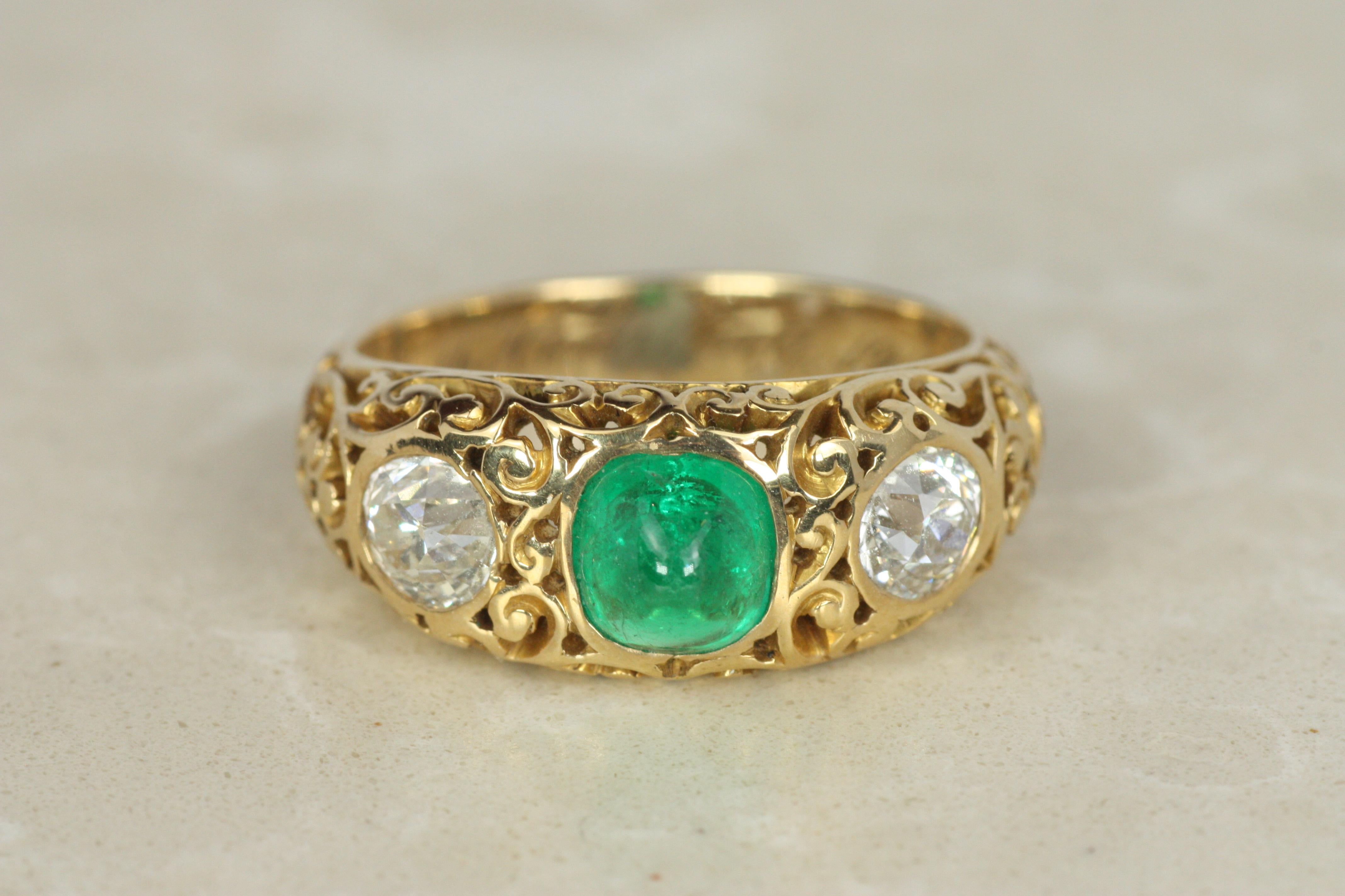 Bague à trois pierres en or jaune, émeraude et diamant de taille européenne ancienne Art Nouveau en vente 1