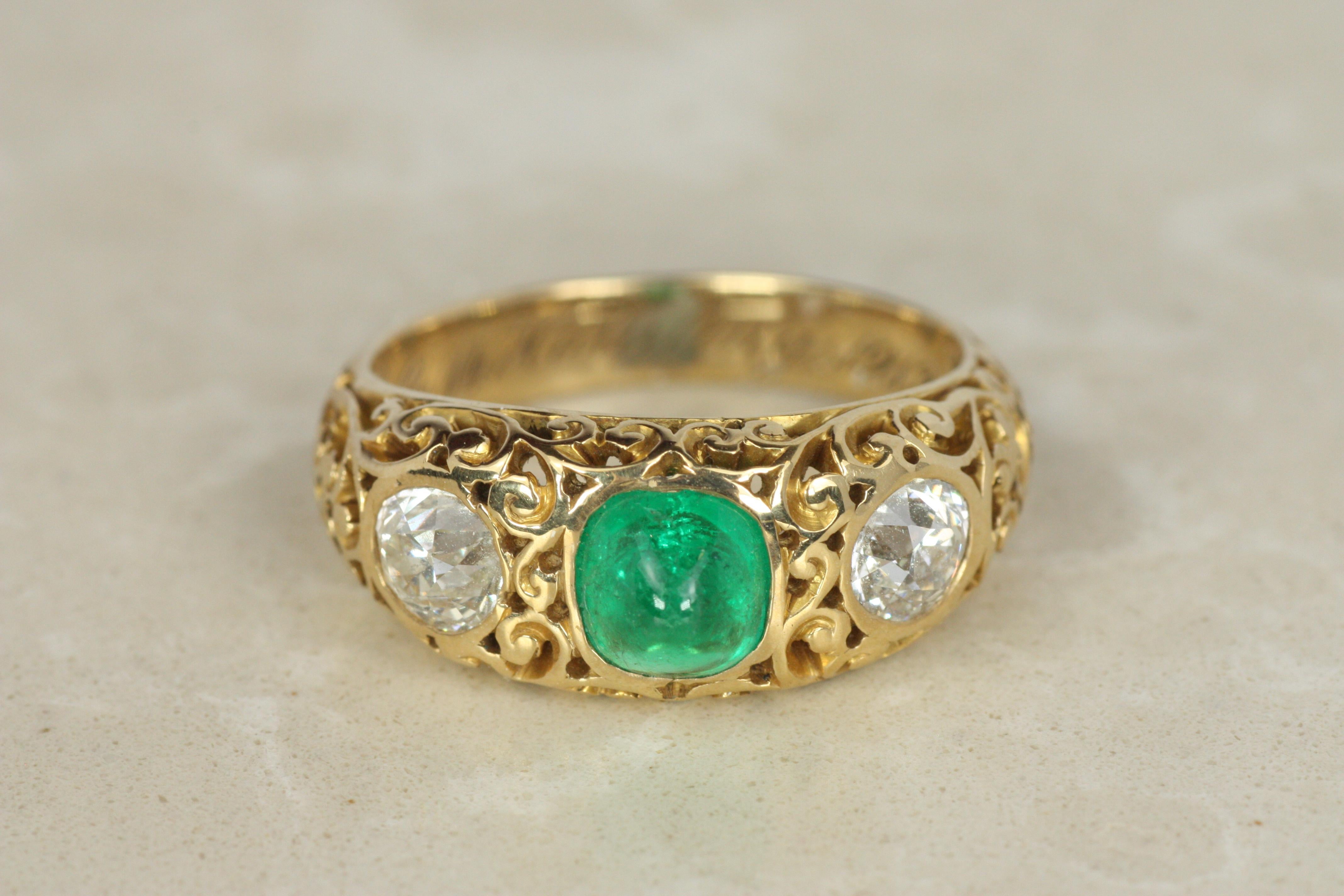 Bague à trois pierres en or jaune, émeraude et diamant de taille européenne ancienne Art Nouveau en vente 2