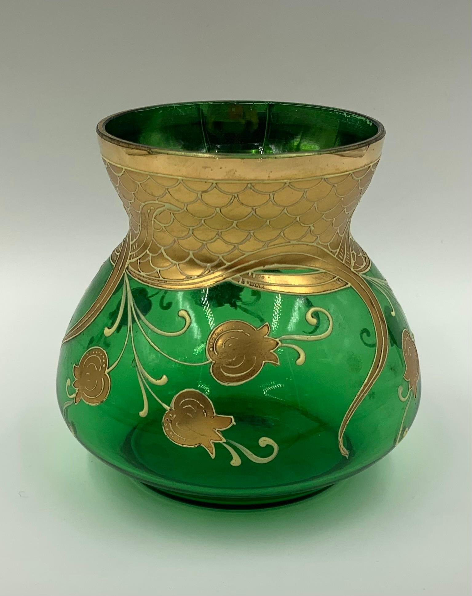 Art Nouveau Smaragdgrünes Kunstglas Vergoldetes Emaille Lilly of the Valley Vase (Art nouveau) im Angebot