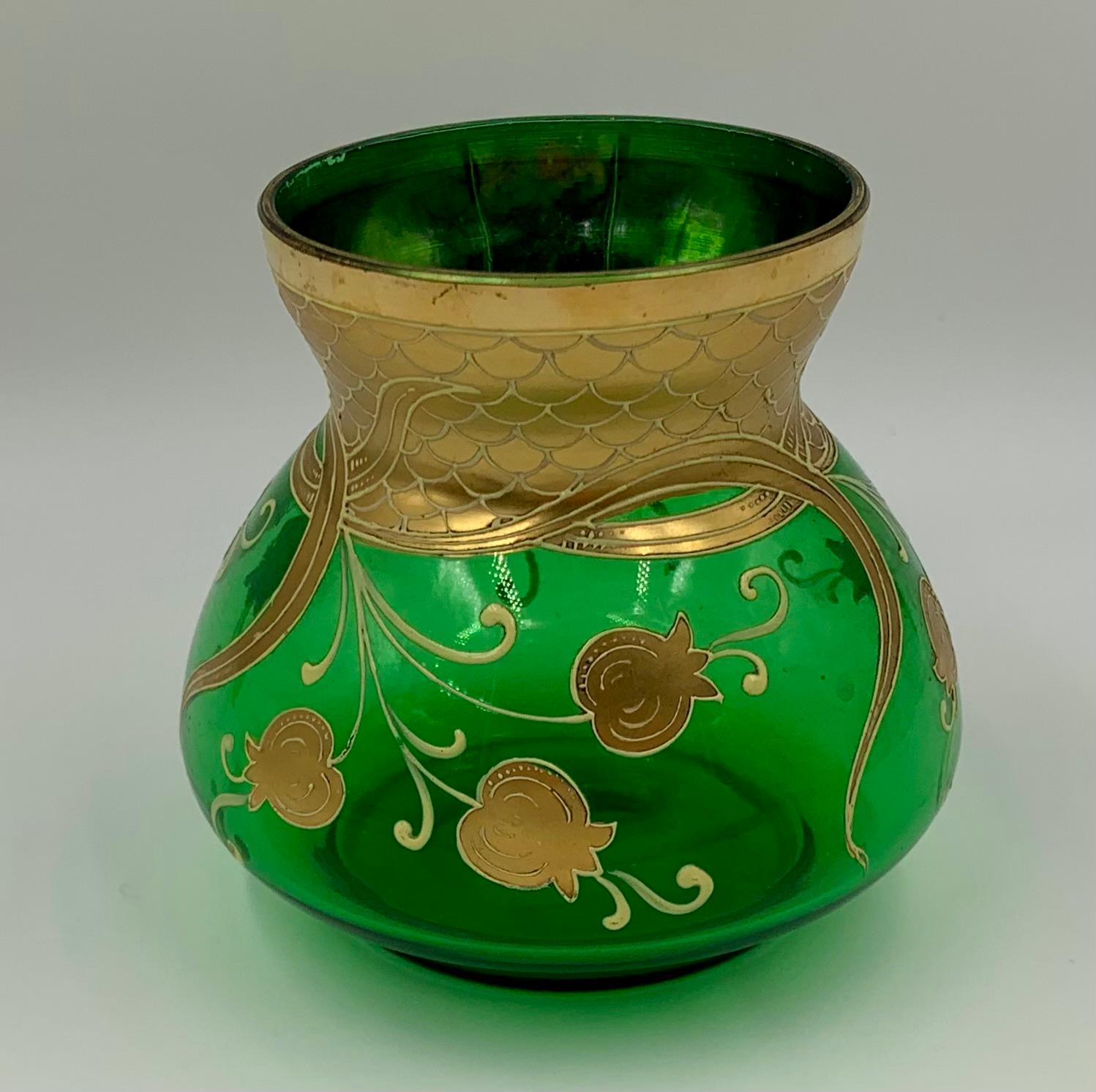 Art Nouveau Smaragdgrünes Kunstglas Vergoldetes Emaille Lilly of the Valley Vase im Zustand „Gut“ im Angebot in New York, NY