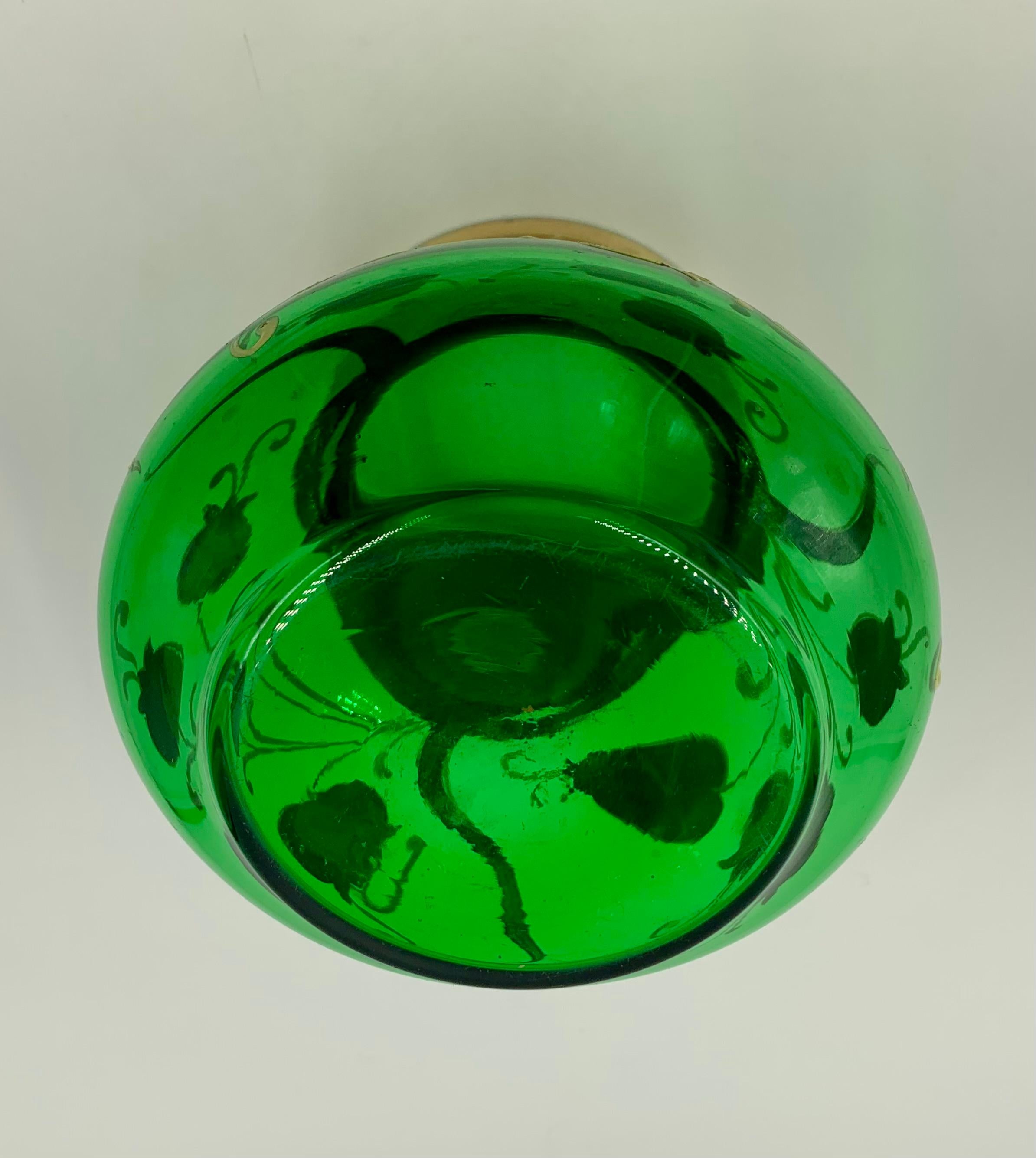 Art Nouveau Smaragdgrünes Kunstglas Vergoldetes Emaille Lilly of the Valley Vase (20. Jahrhundert) im Angebot