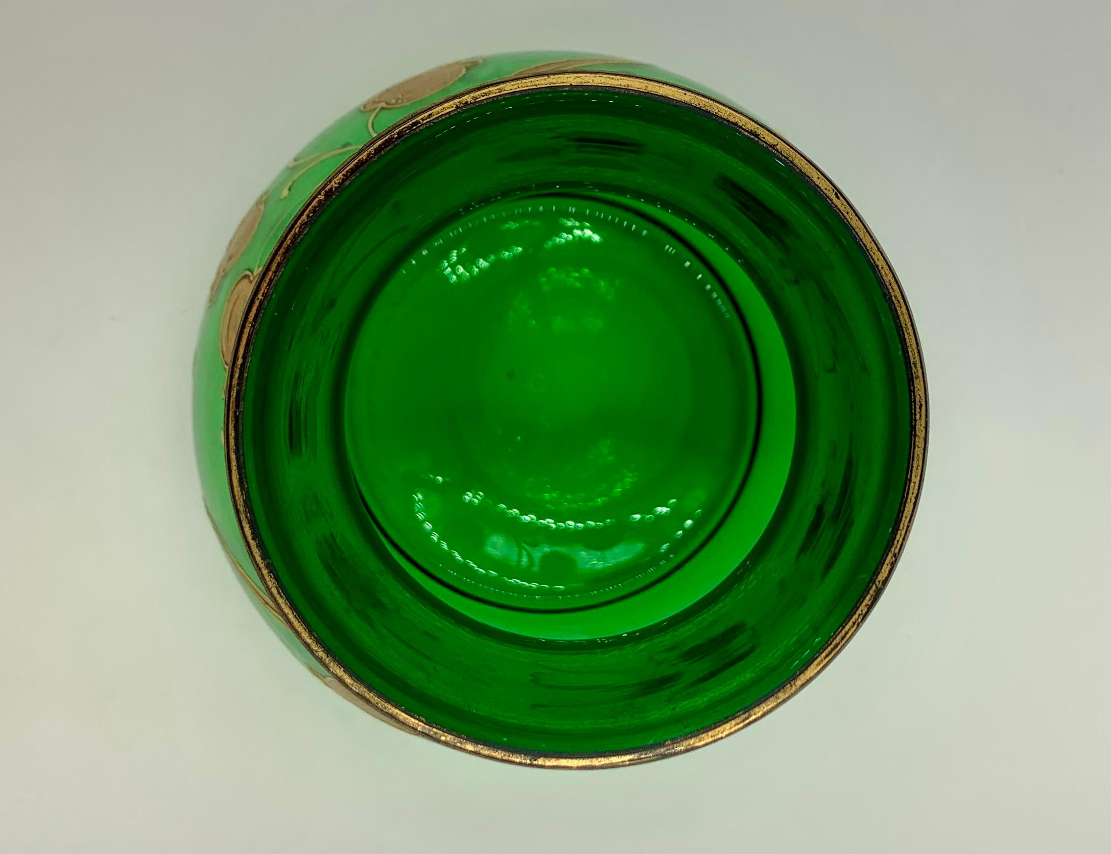 Art Nouveau Smaragdgrünes Kunstglas Vergoldetes Emaille Lilly of the Valley Vase im Angebot 1