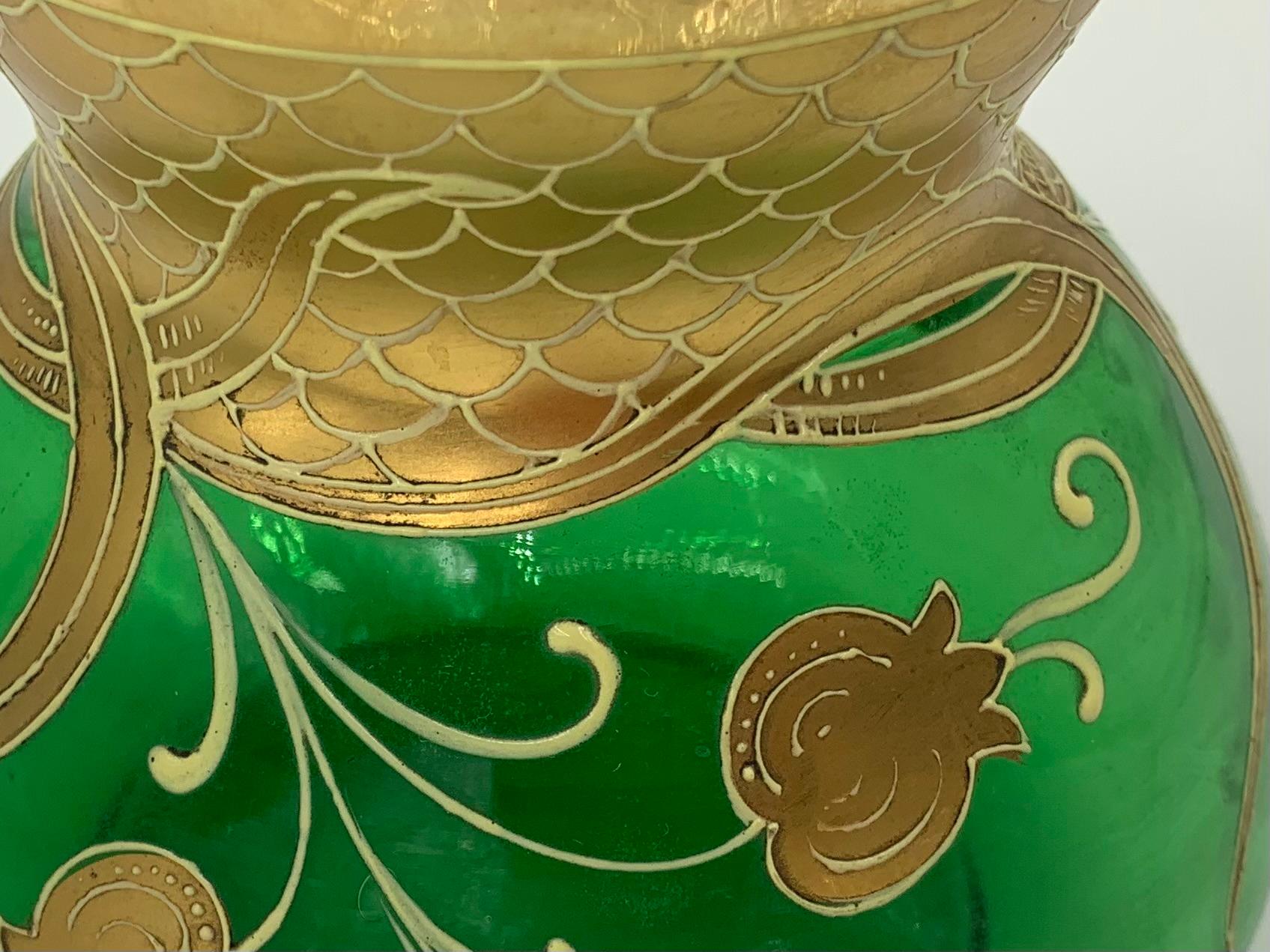 Art Nouveau Smaragdgrünes Kunstglas Vergoldetes Emaille Lilly of the Valley Vase im Angebot 2