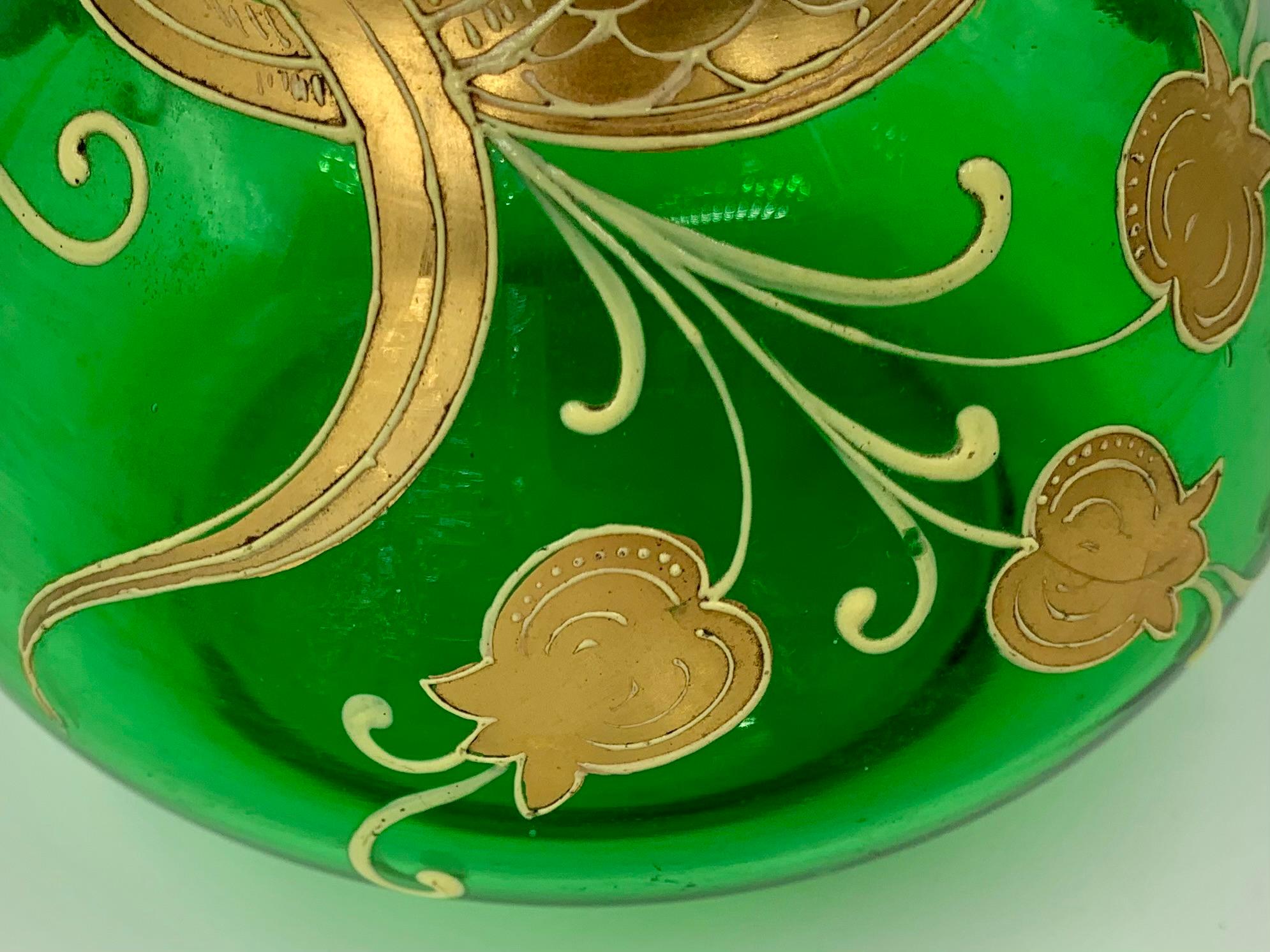 Art Nouveau Smaragdgrünes Kunstglas Vergoldetes Emaille Lilly of the Valley Vase im Angebot 3