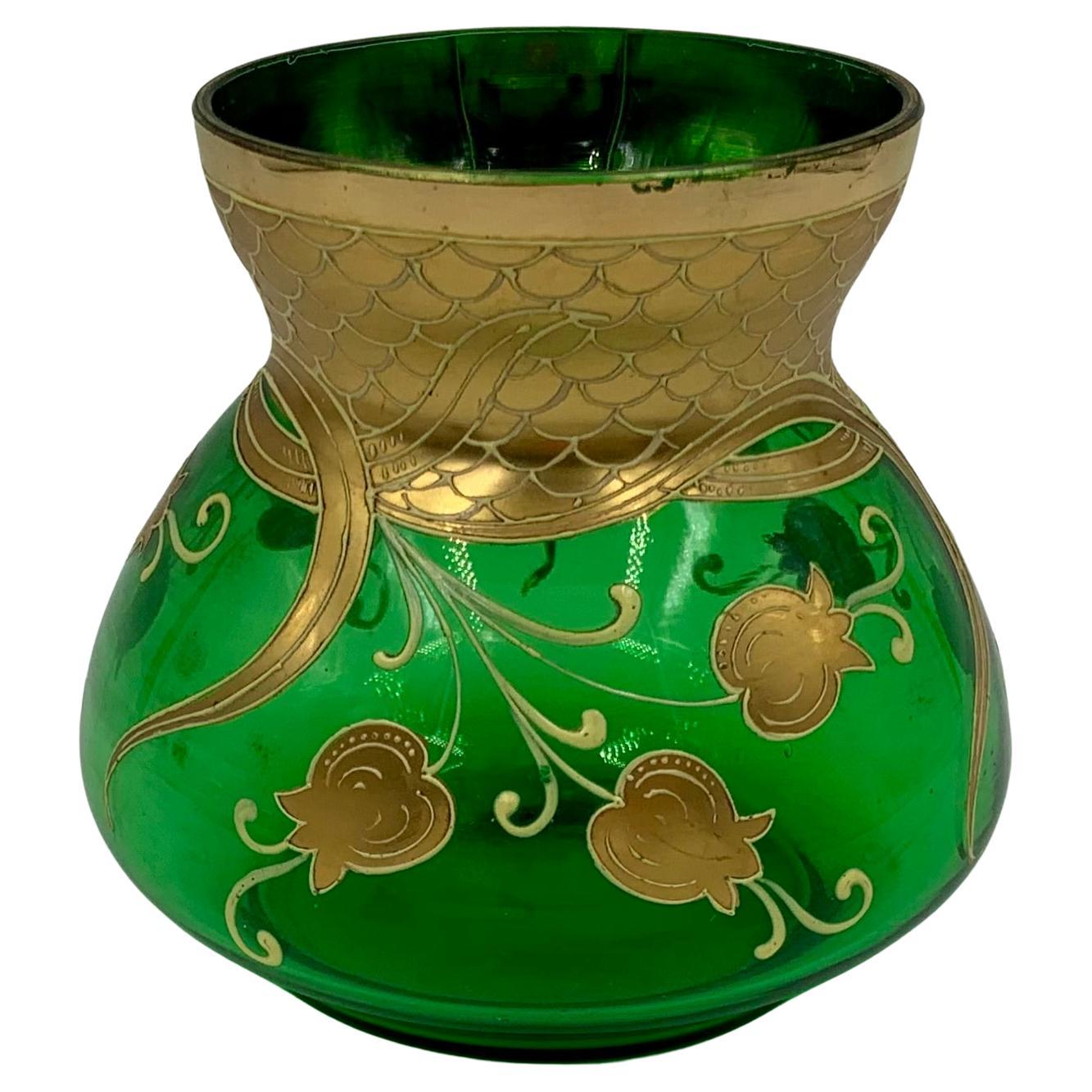 Art Nouveau Smaragdgrünes Kunstglas Vergoldetes Emaille Lilly of the Valley Vase im Angebot