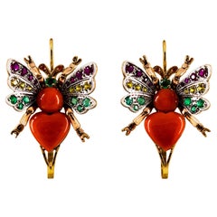 Boucles d'oreilles à levier Art Nouveau en or jaune, émeraude, saphir jaune, rubis et corail