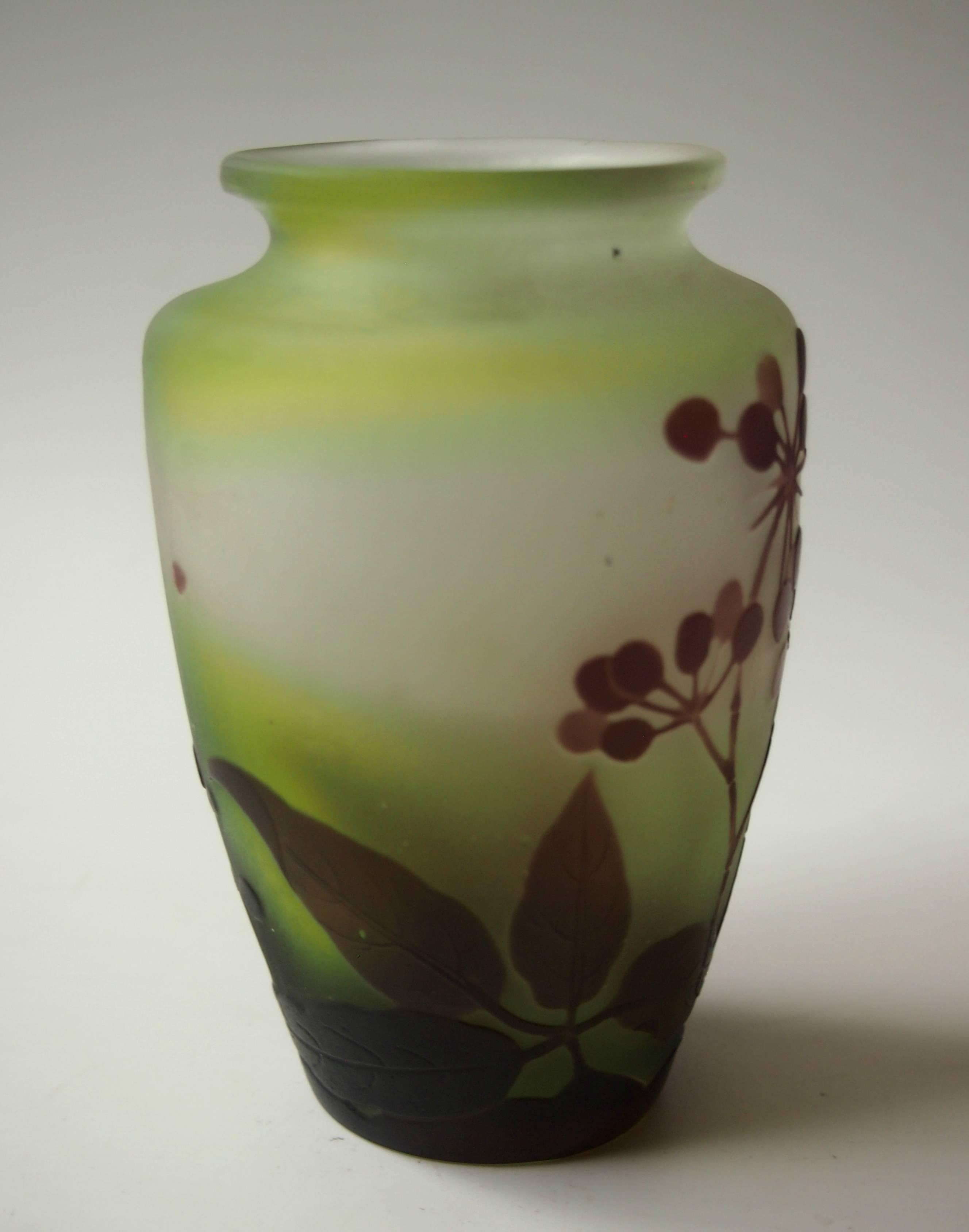 Art Nouveau Emile Galle Cameo Vase with D'Ombelles In Excellent Condition In London, GB