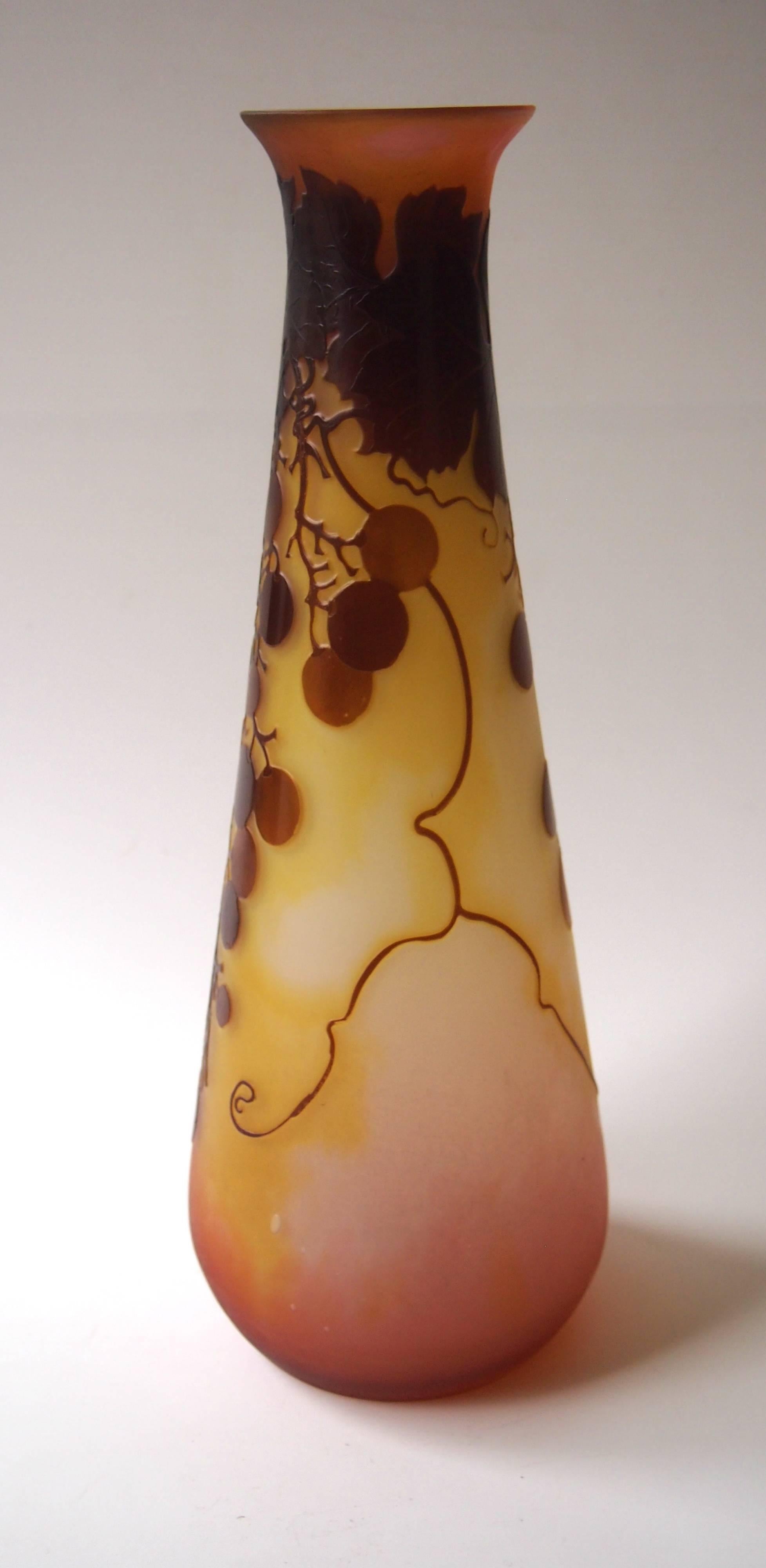 Vase en camée Art Nouveau Emile Galle en brun, rose et jaune vibrants, représentant des raisins sur des branches avec des feuilles et des vrilles sinueuses, signé en camée avec un '*' utilisé seulement de 1904 à 1908. Un véritable classique du