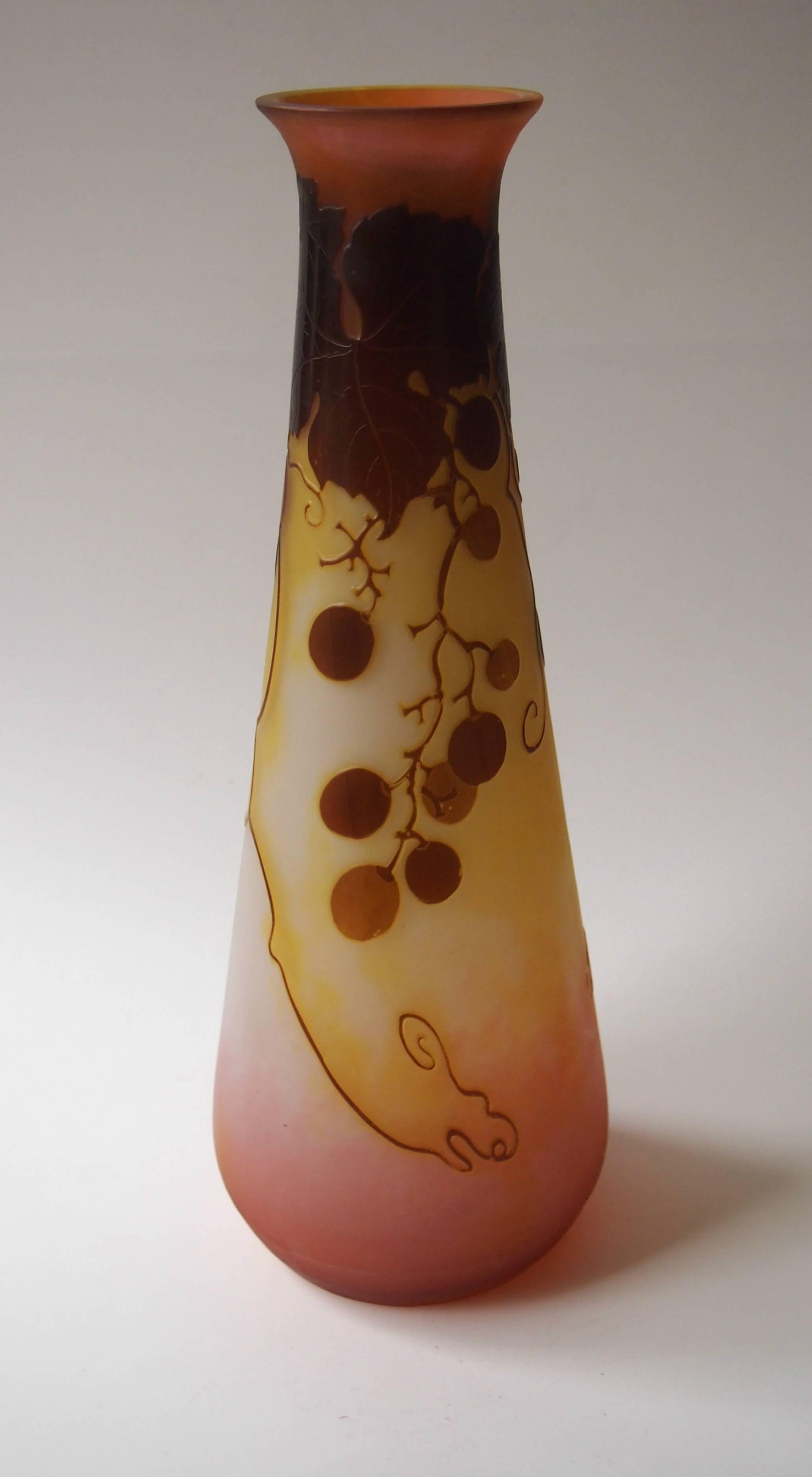 Art nouveau Vase camée Art Nouveau Emile Galle avec raisins et vignes