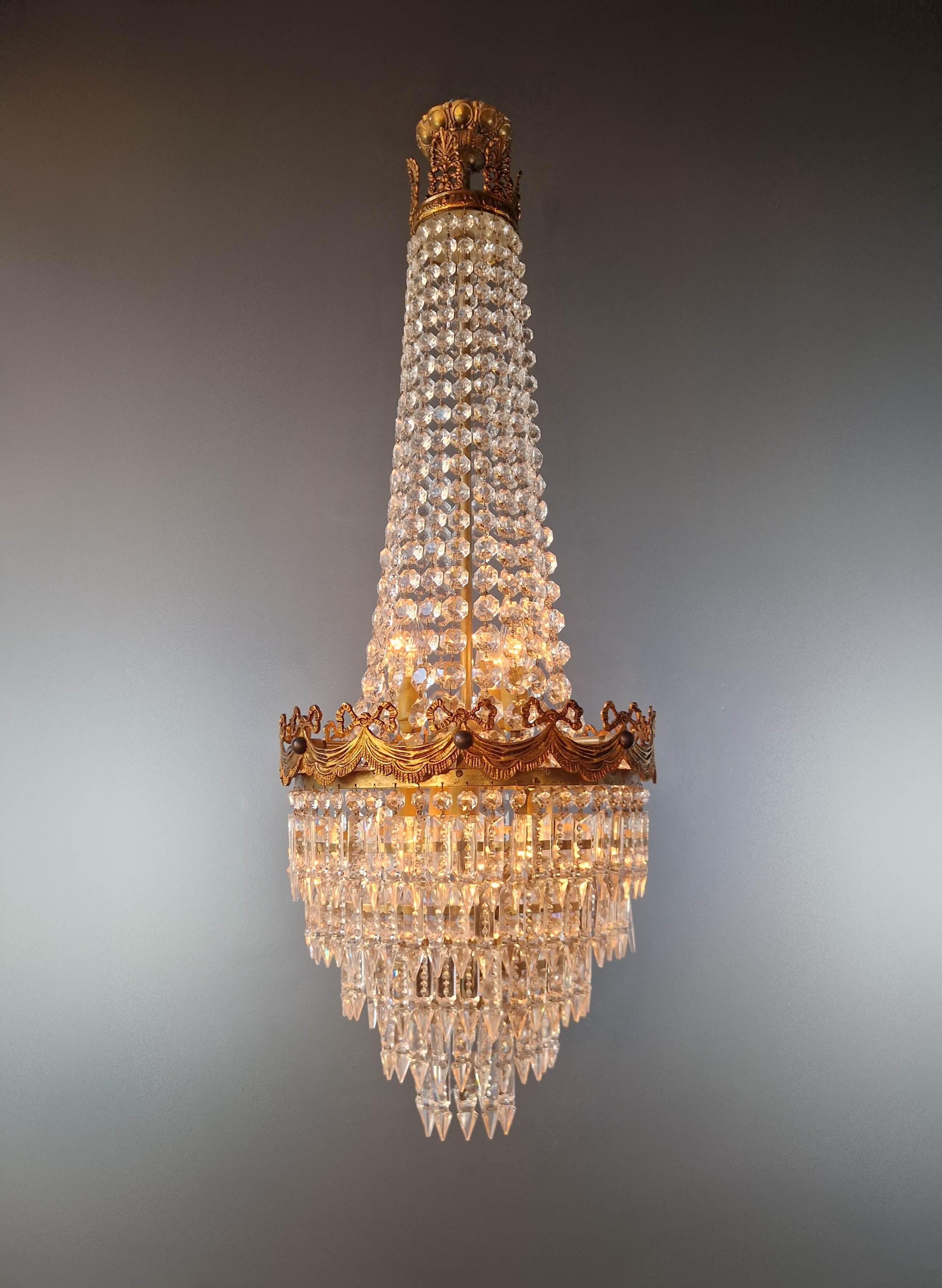 Immergiti nella magia dei tempi passati con questi squisiti lampadari di cristallo annodati a mano, un mix di eleganza e opulenza Art Nouveau. Restaurati con cura a Berlino, questi lampadari combinano armoniosamente il fascino vintage con la