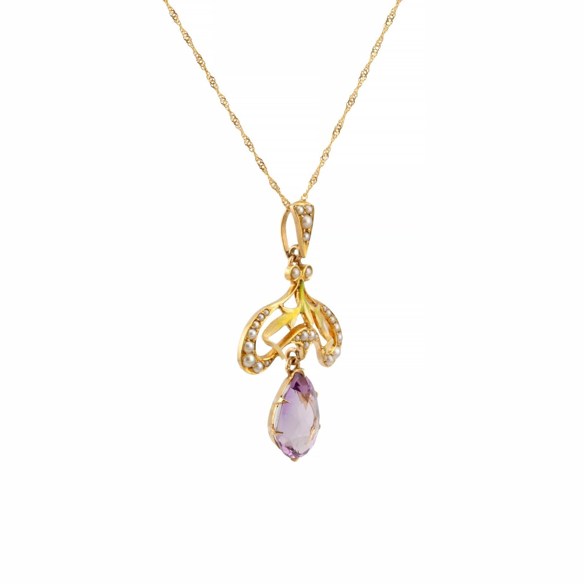 Aston Estate Jewelry presenta:

Un bellissimo ciondolo originale in stile Liberty smaltato da Krementz.  Con una goccia di ametista di 3 carati, accentuata da perle naturali incastonate.  Completato da bellissime foglie iridescenti smaltate in